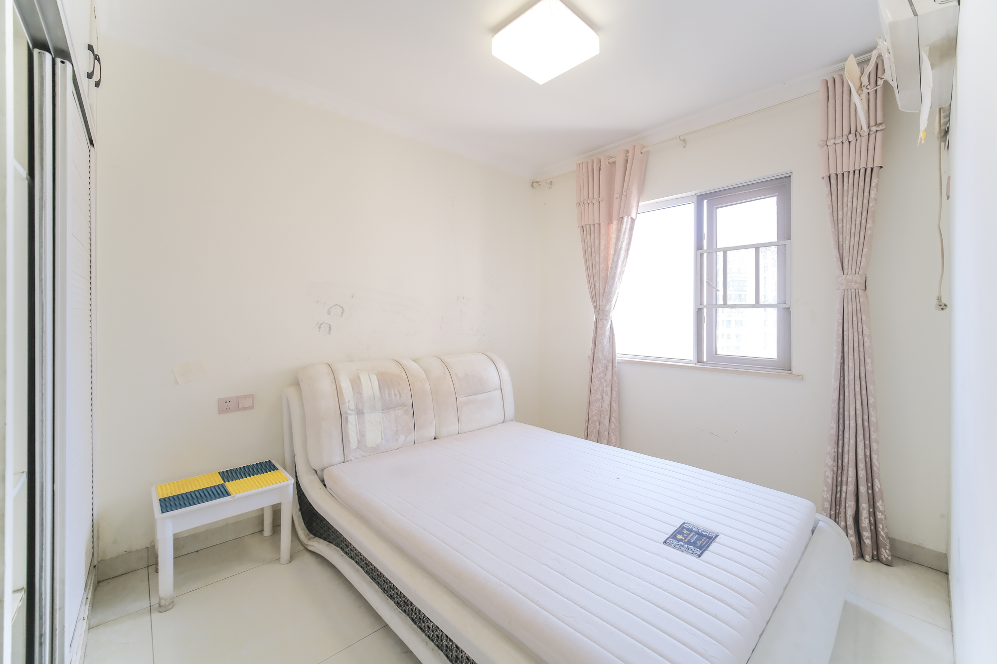 保利香槟国际  3室2厅1卫    68.0万 保利香槟国际  3室2厅1卫    68.0万卧室