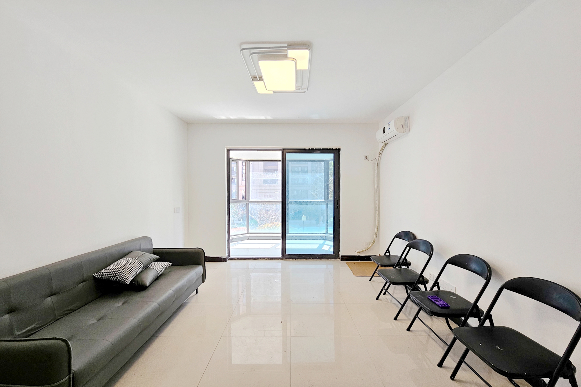 明昇壹城(明昇时代广场)一期  3室2厅1卫    105.0万 明昇壹城(明昇时代广场)一期  3室2厅1卫    105.0万客厅