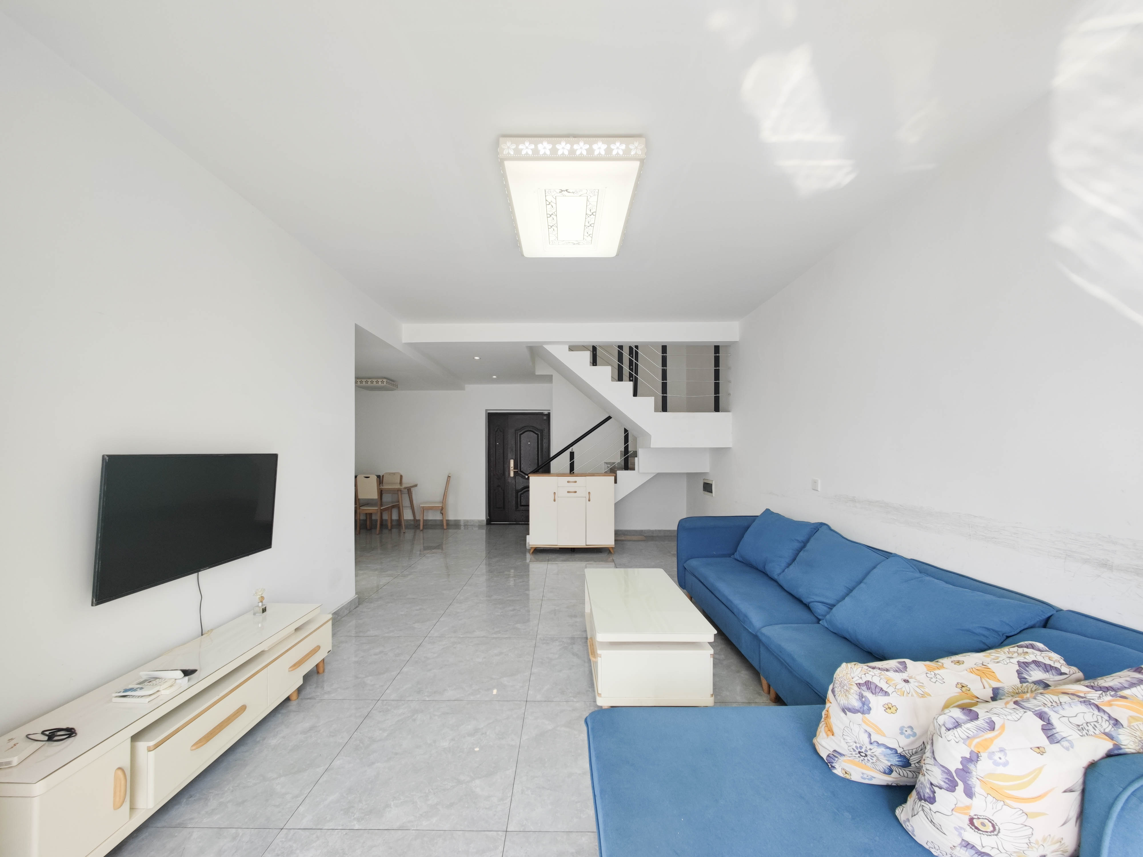 五矿万境水岸五期(五矿万境水岸文苑) 4室2厅2卫 155.0万 五矿万境水岸五期(五矿万境水岸文苑) 4室2厅2卫 155.0万客厅