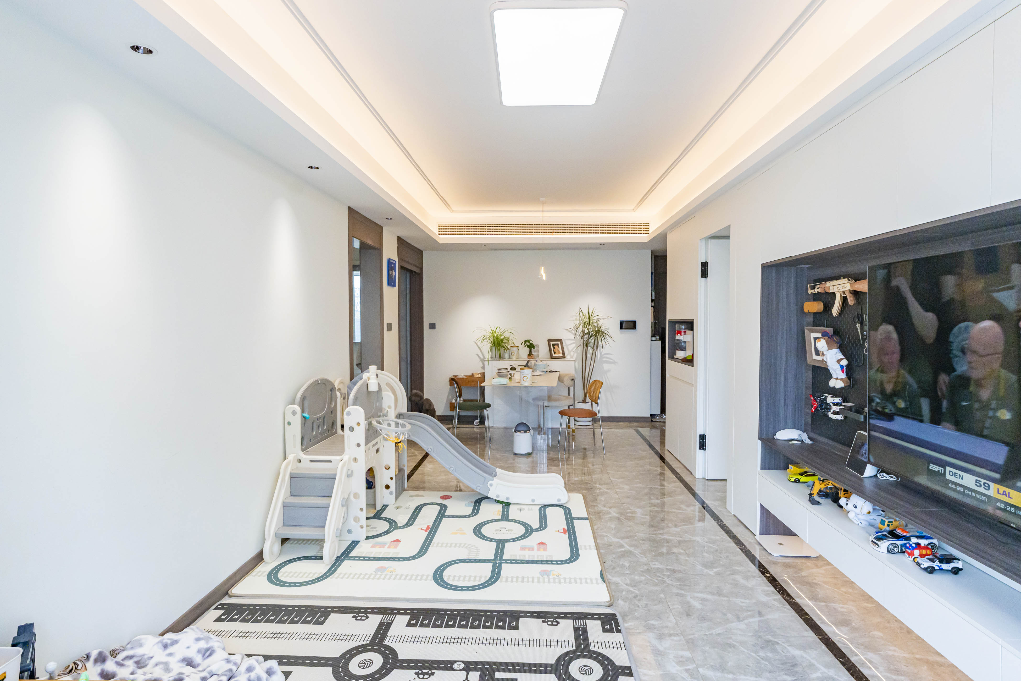 绿地V岛  3室2厅2卫    168.0万 绿地V岛  3室2厅2卫    168.0万客厅