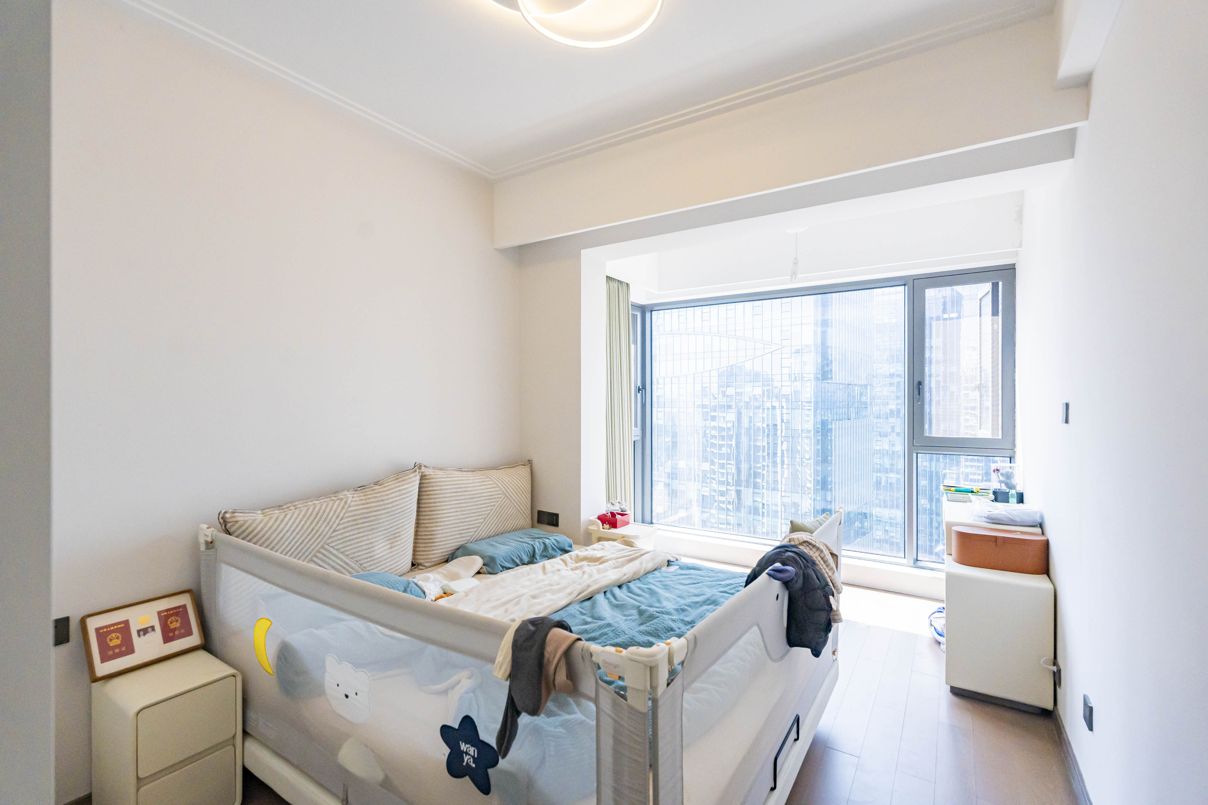 绿地V岛  3室2厅2卫    168.0万 绿地V岛  3室2厅2卫    168.0万卧室