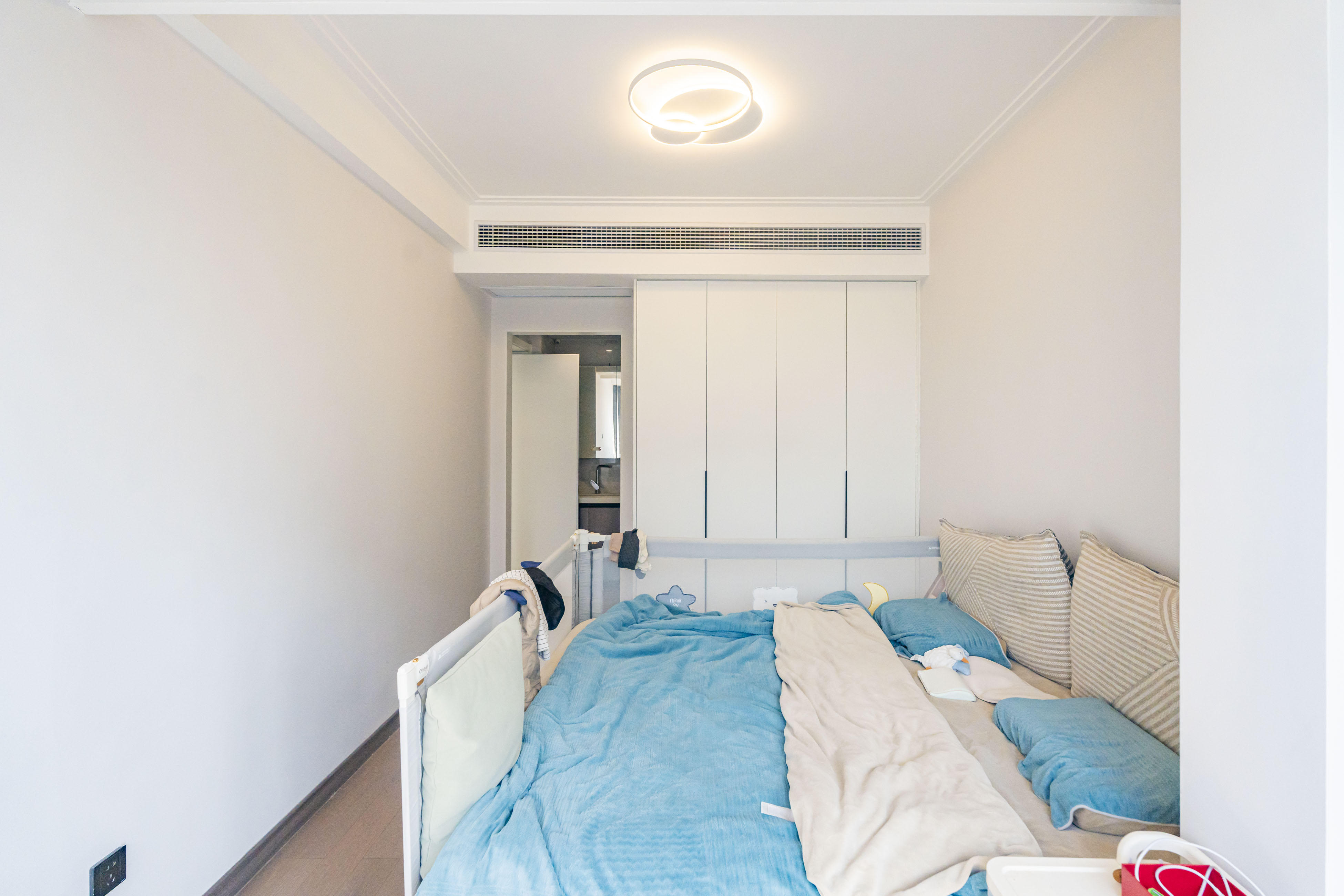 绿地V岛  3室2厅2卫    168.0万 绿地V岛  3室2厅2卫    168.0万卧室