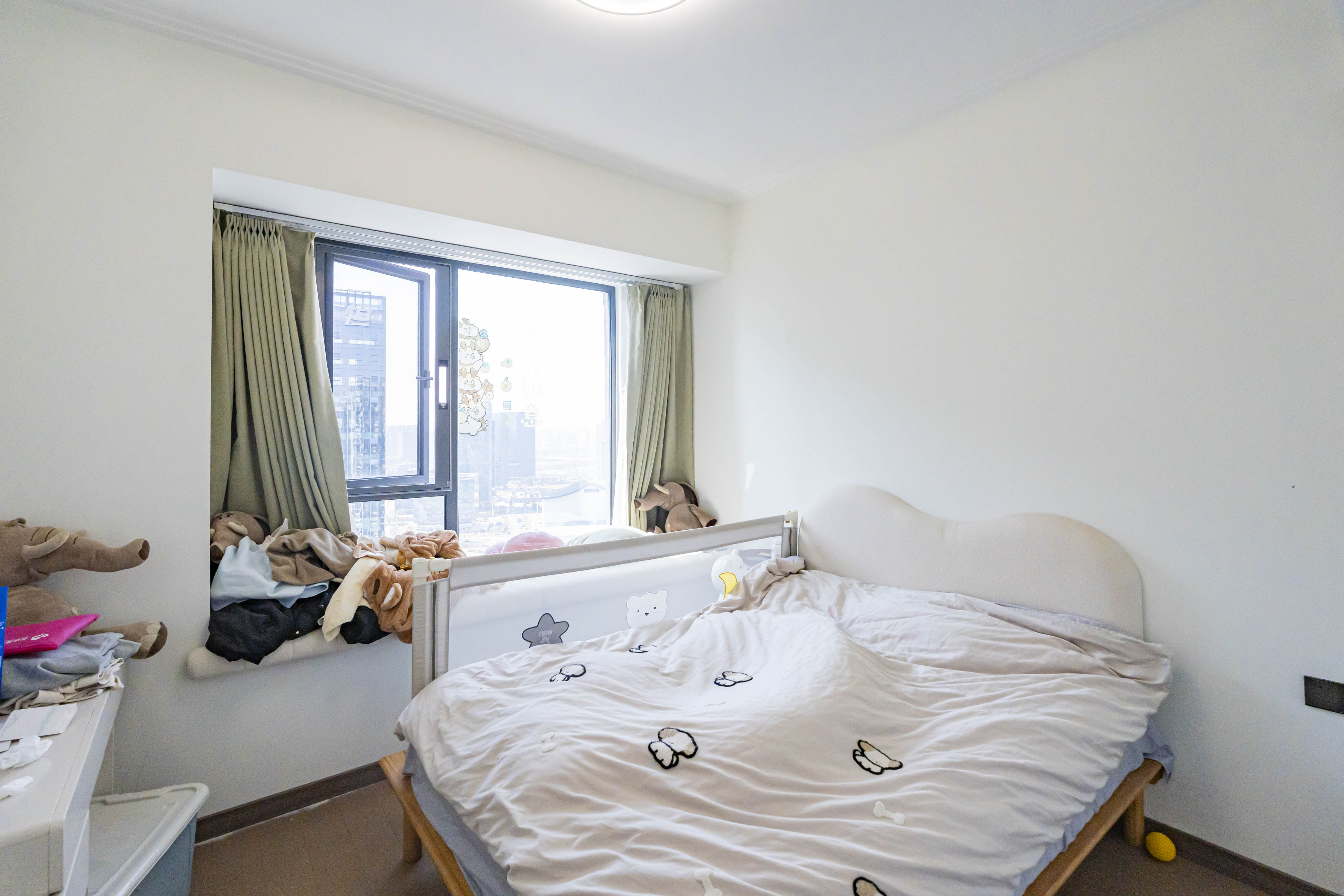 绿地V岛  3室2厅2卫    168.0万 绿地V岛  3室2厅2卫    168.0万卧室