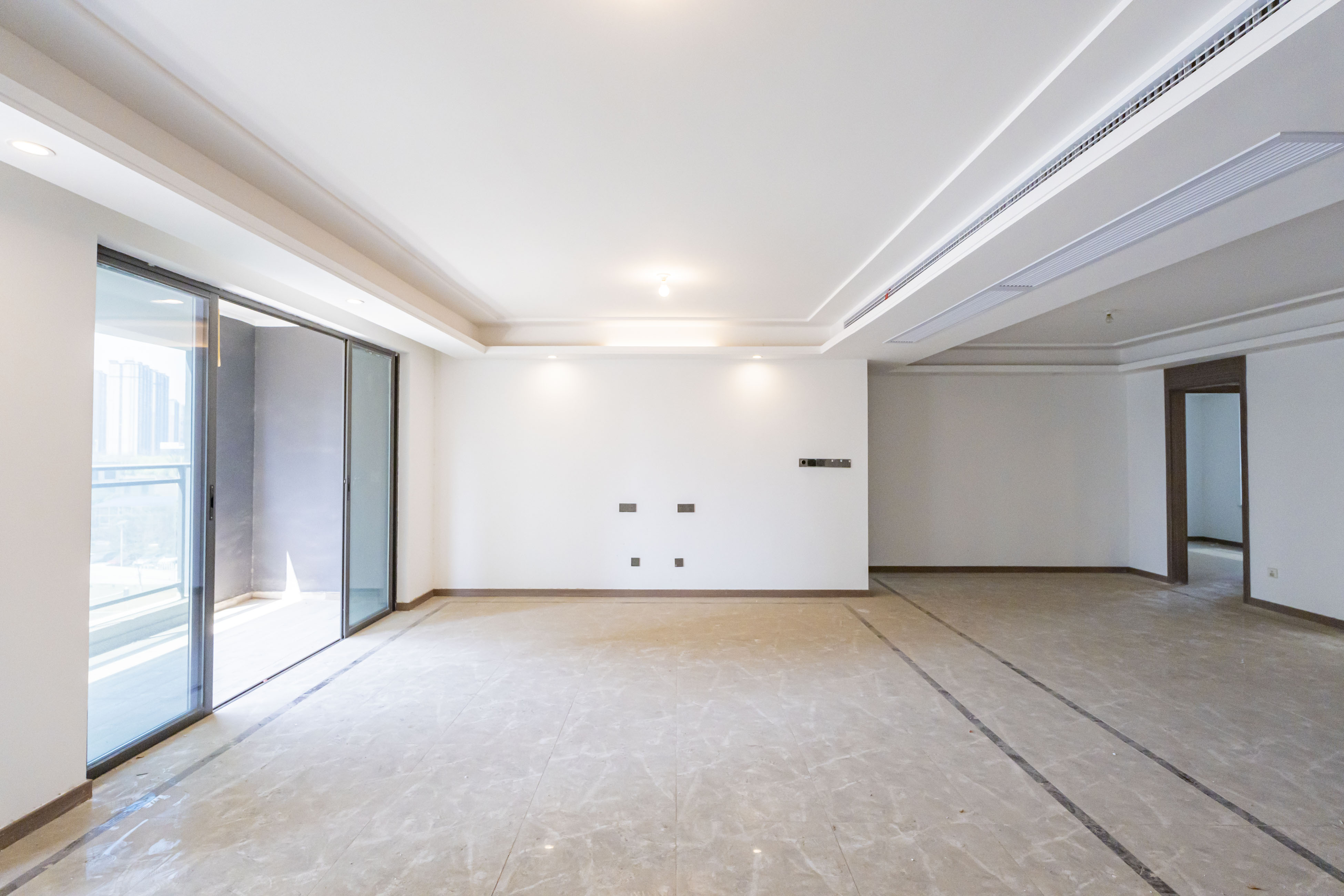 绿地V岛 4室2厅2卫 280.0万 绿地V岛 4室2厅2卫 280.0万客厅