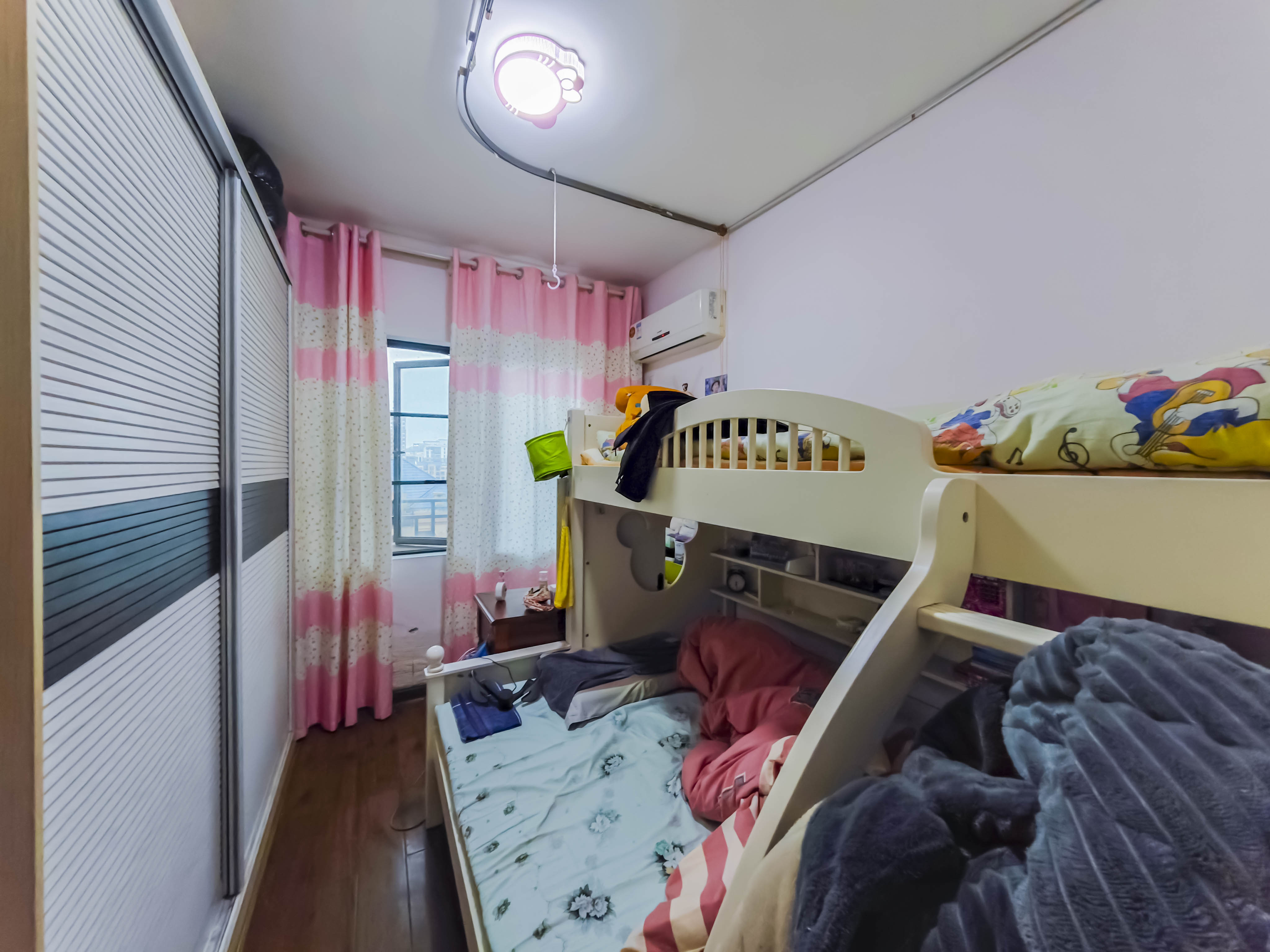中城丽景香山园  2室2厅2卫   103.00万卧室
