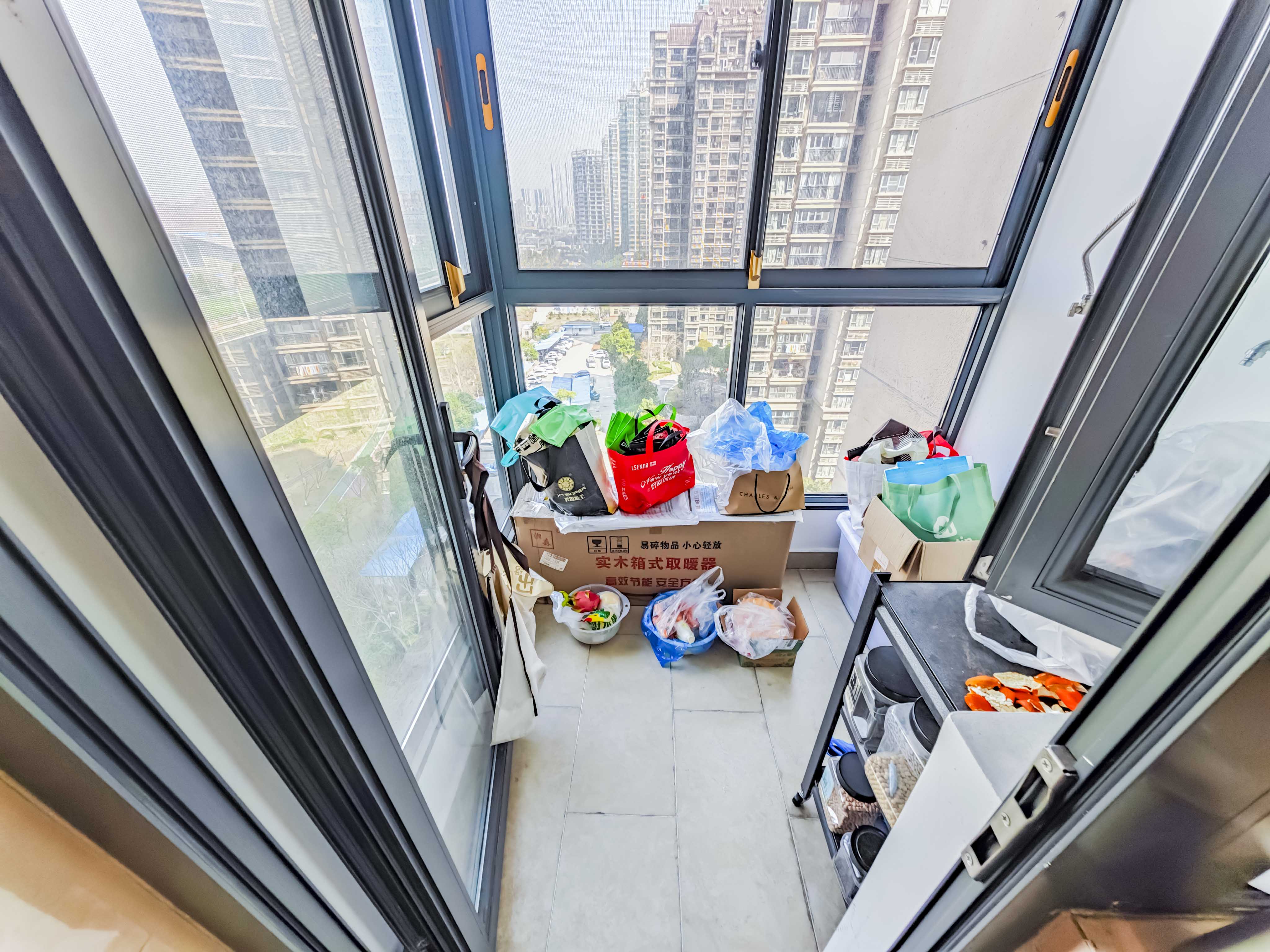 恒大国际广场  3室2厅2卫    115.0万 恒大国际广场  3室2厅2卫    115.0万厨房