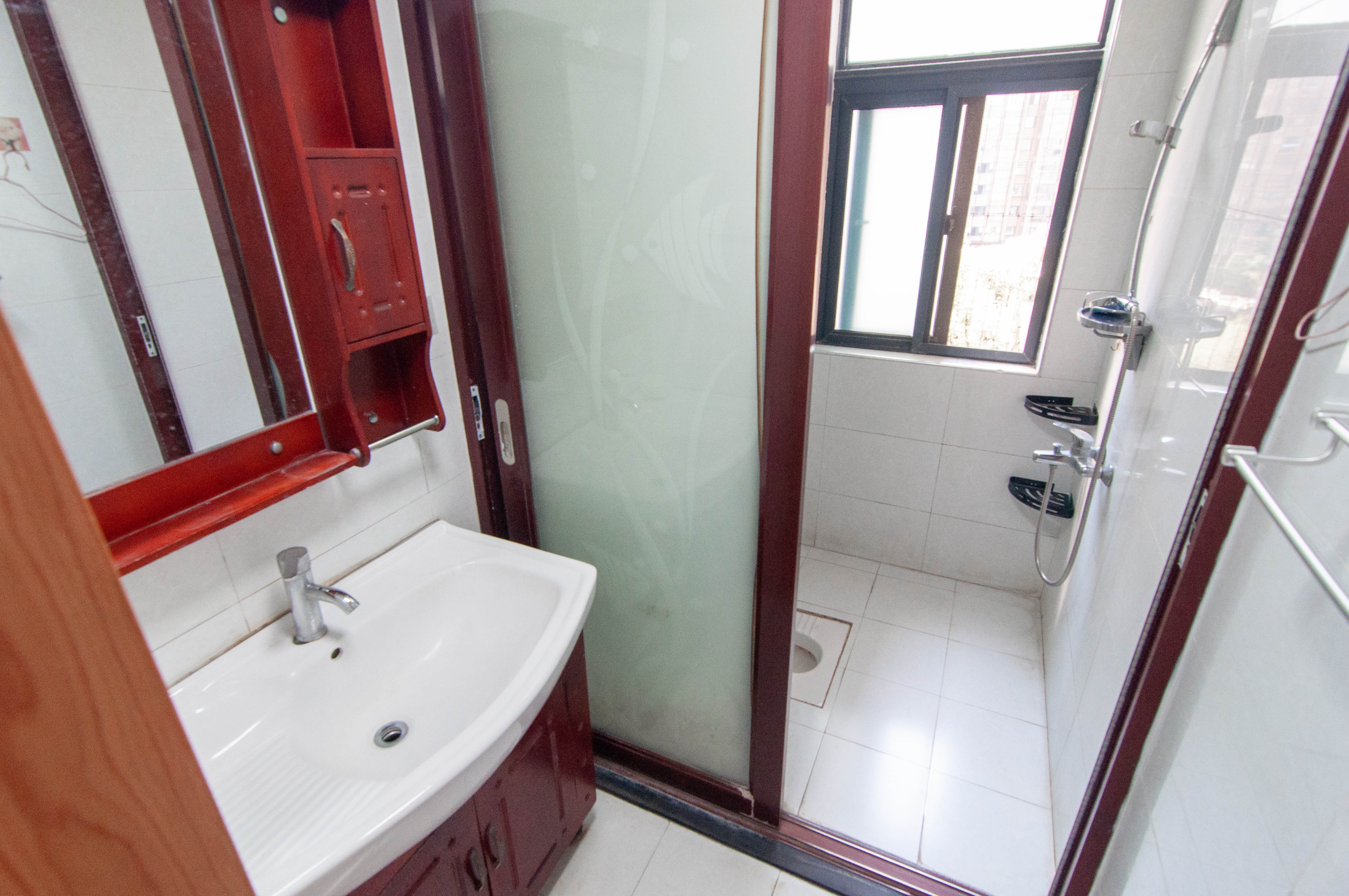 高鑫麓城  2室2厅1卫    80.0万 高鑫麓城  2室2厅1卫    80.0万卫生间