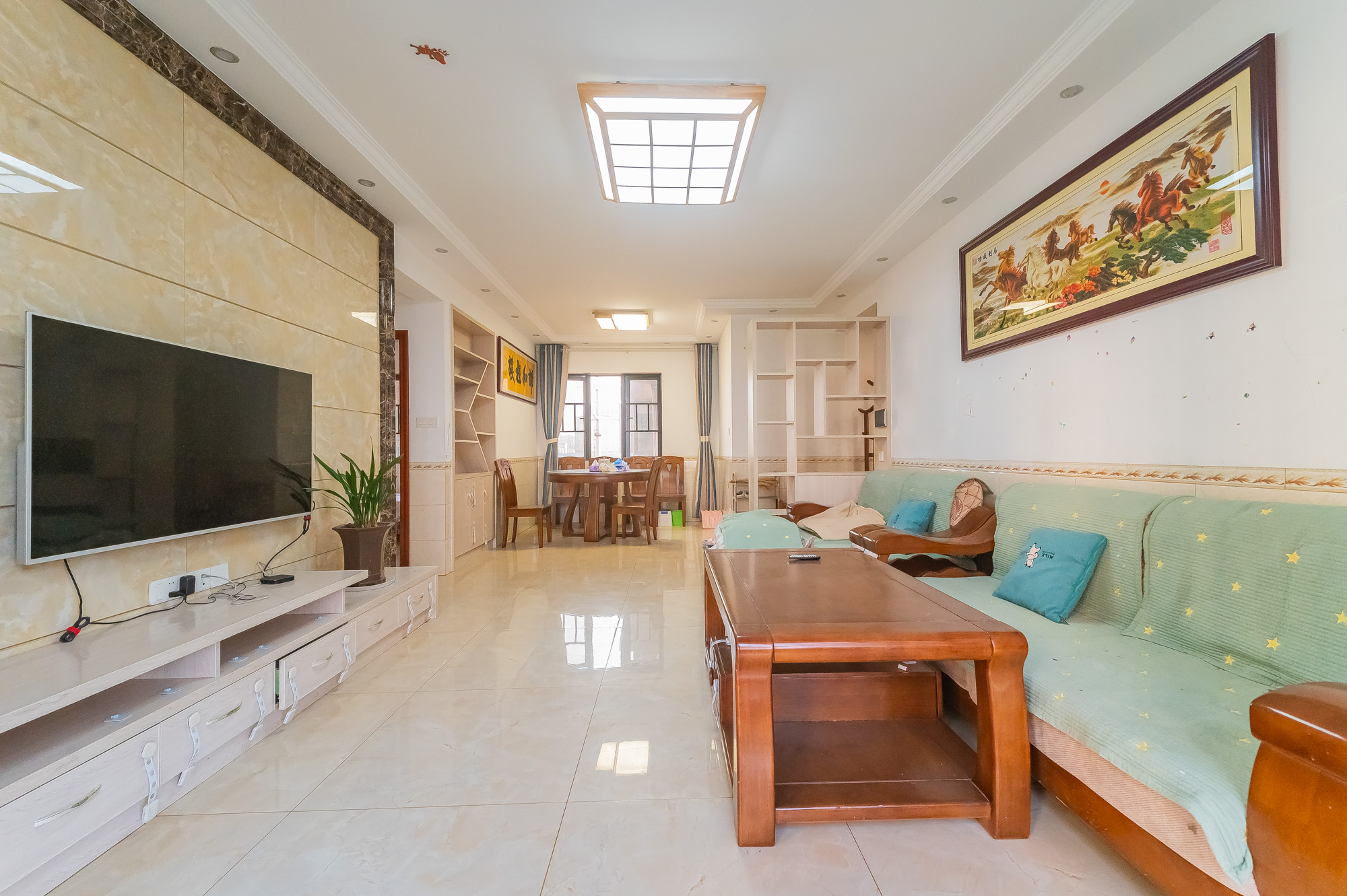 深业睿城 3室2厅2卫 110.0万 深业睿城 3室2厅2卫 110.0万客厅