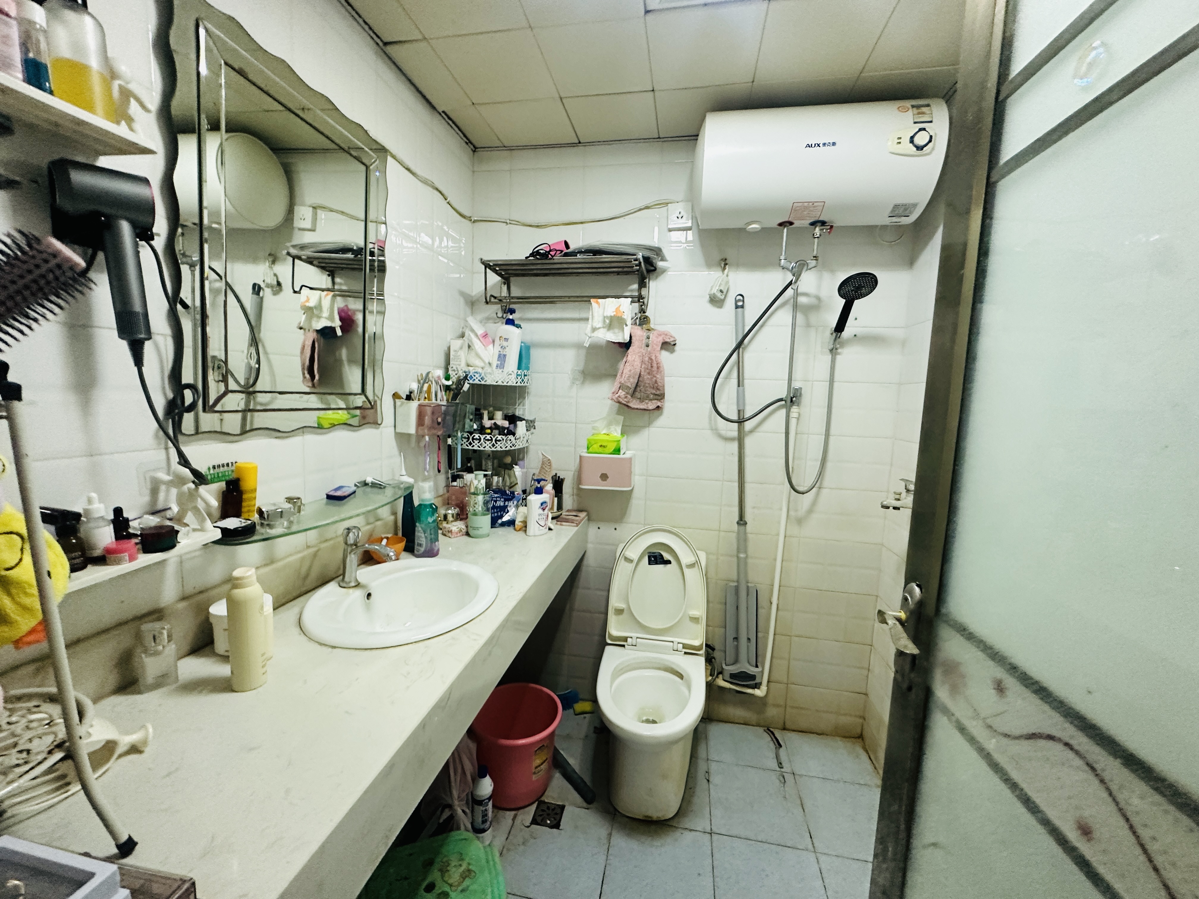 金海大厦(海秀西路) 2室1厅1卫 88.0万 金海大厦(海秀西路) 2室1厅1卫 88.0万卫生间