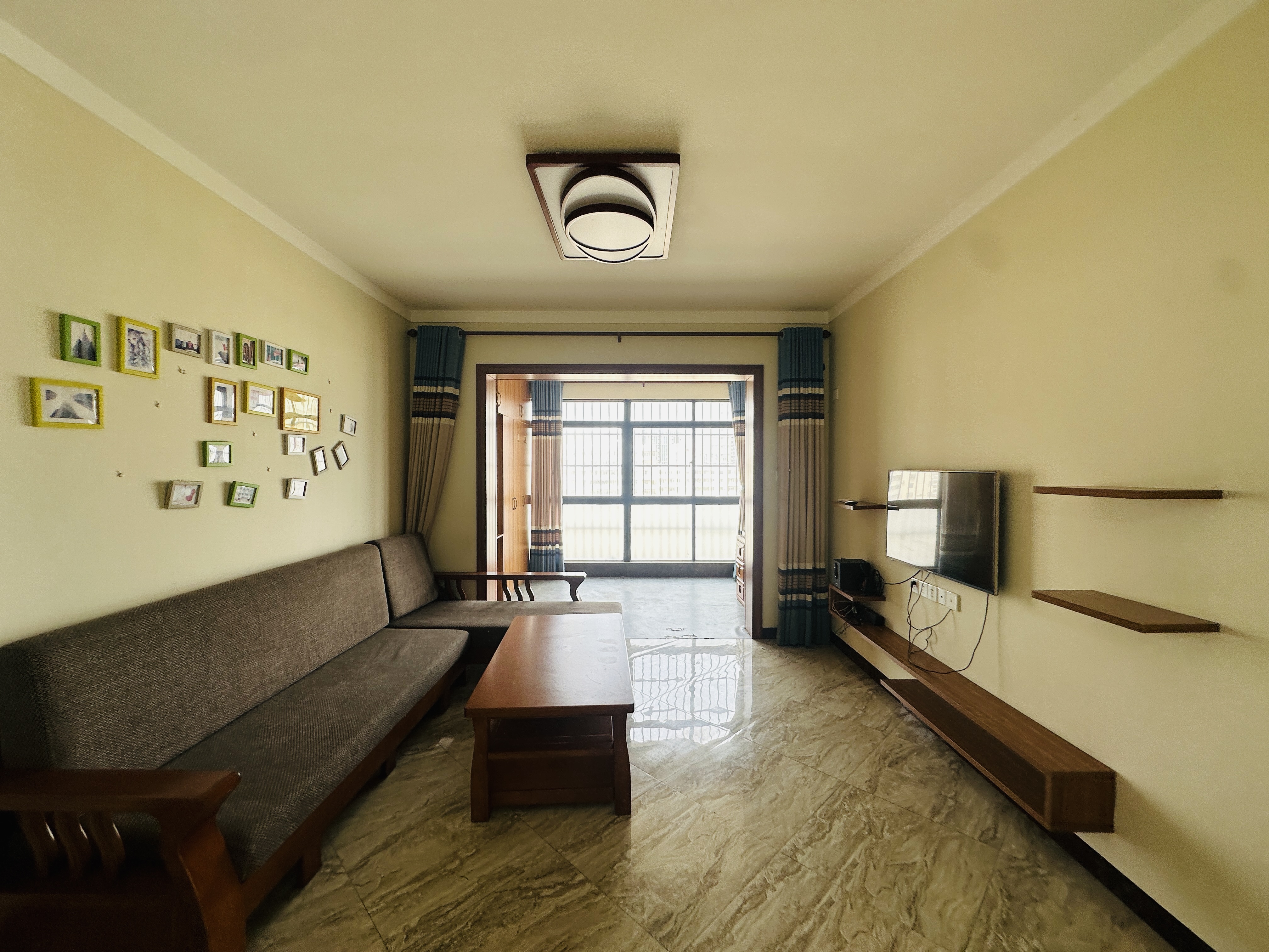 海悦东方 2室2厅1卫 125.0万 海悦东方 2室2厅1卫 125.0万客厅