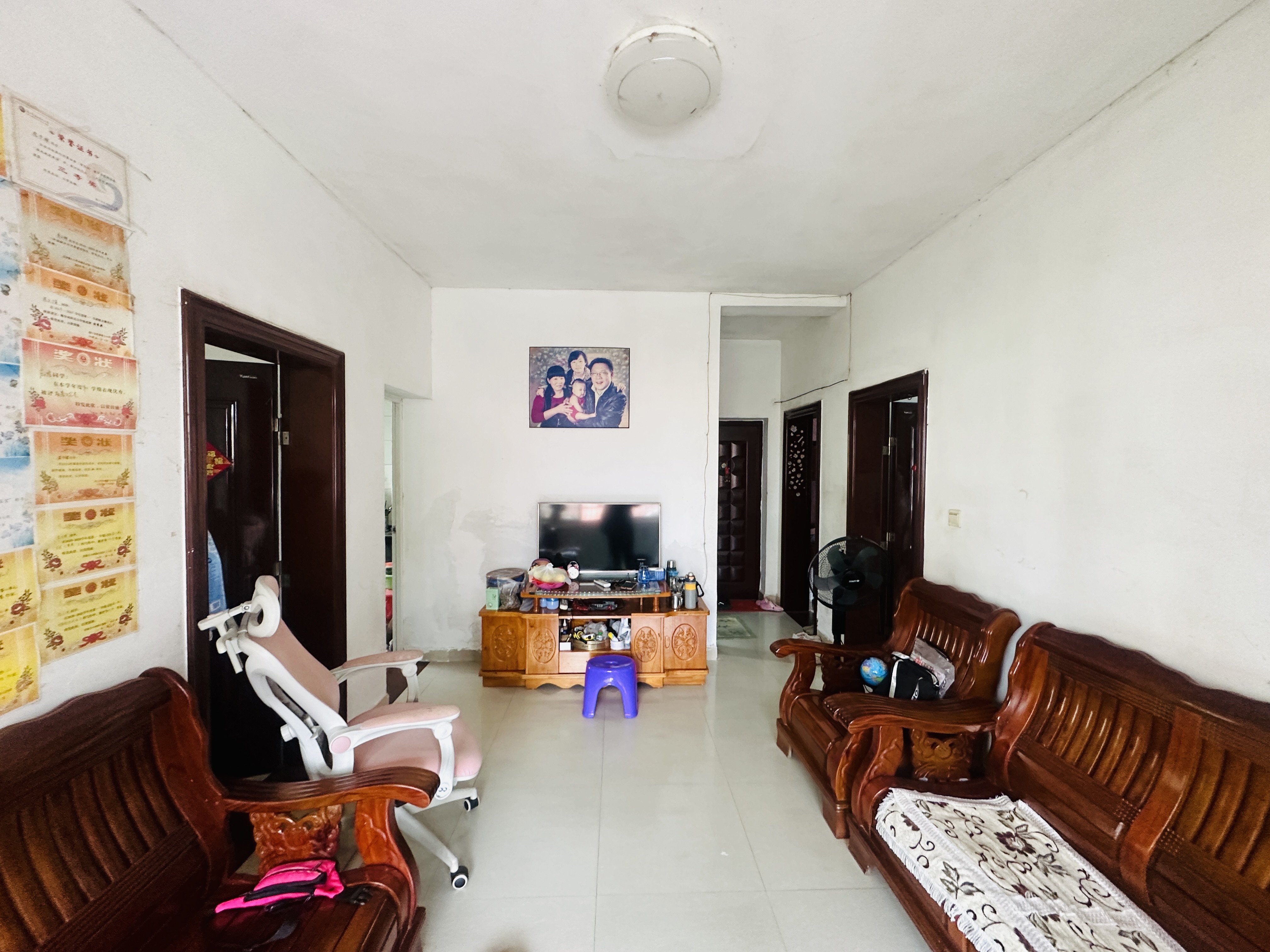 翠玉园(新旧区) 3室2厅1卫 134.0万 翠玉园(新旧区) 3室2厅1卫 134.0万客厅