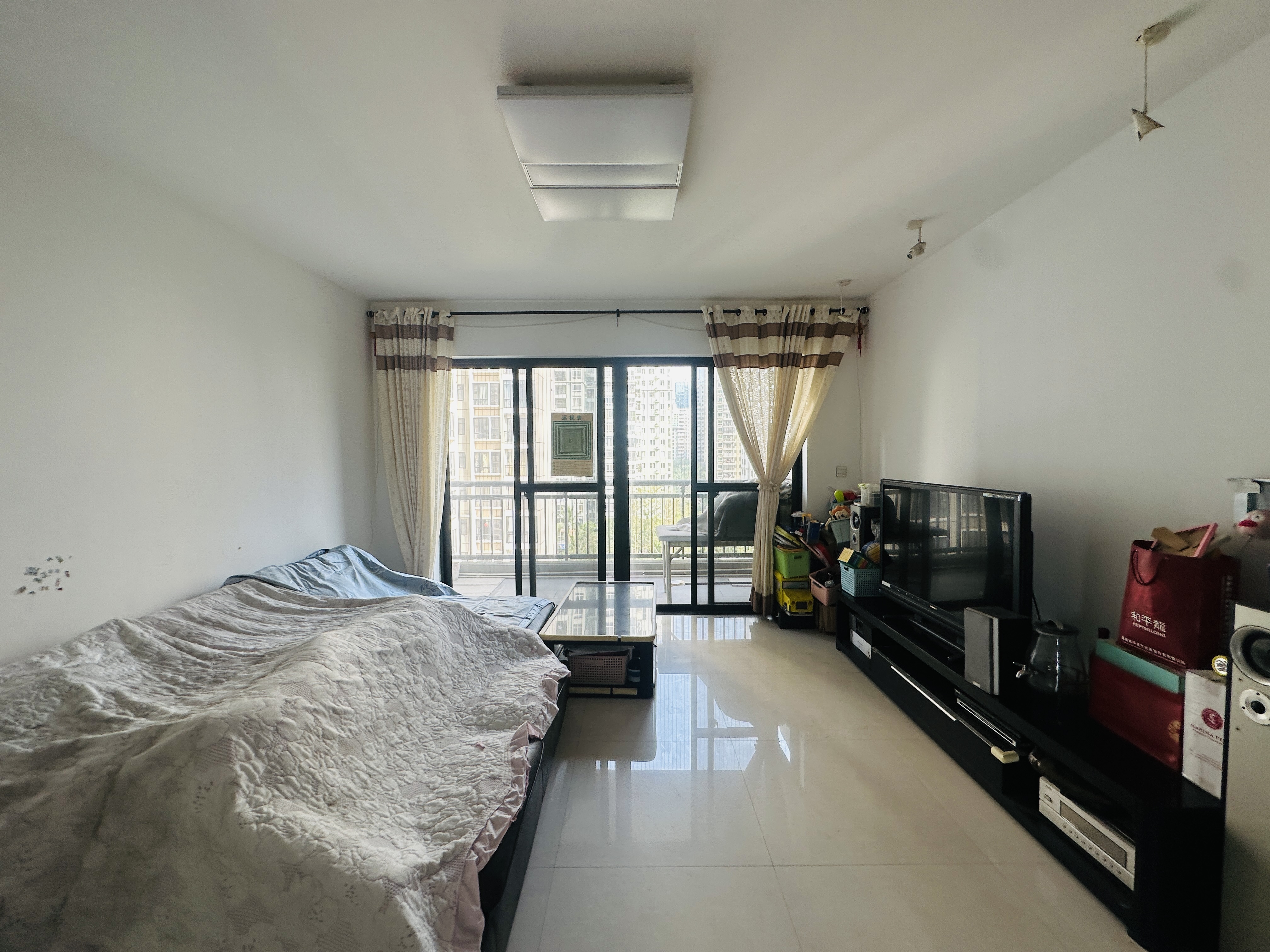 金碧文华 4室2厅2卫 330.0万 金碧文华 4室2厅2卫 330.0万客厅