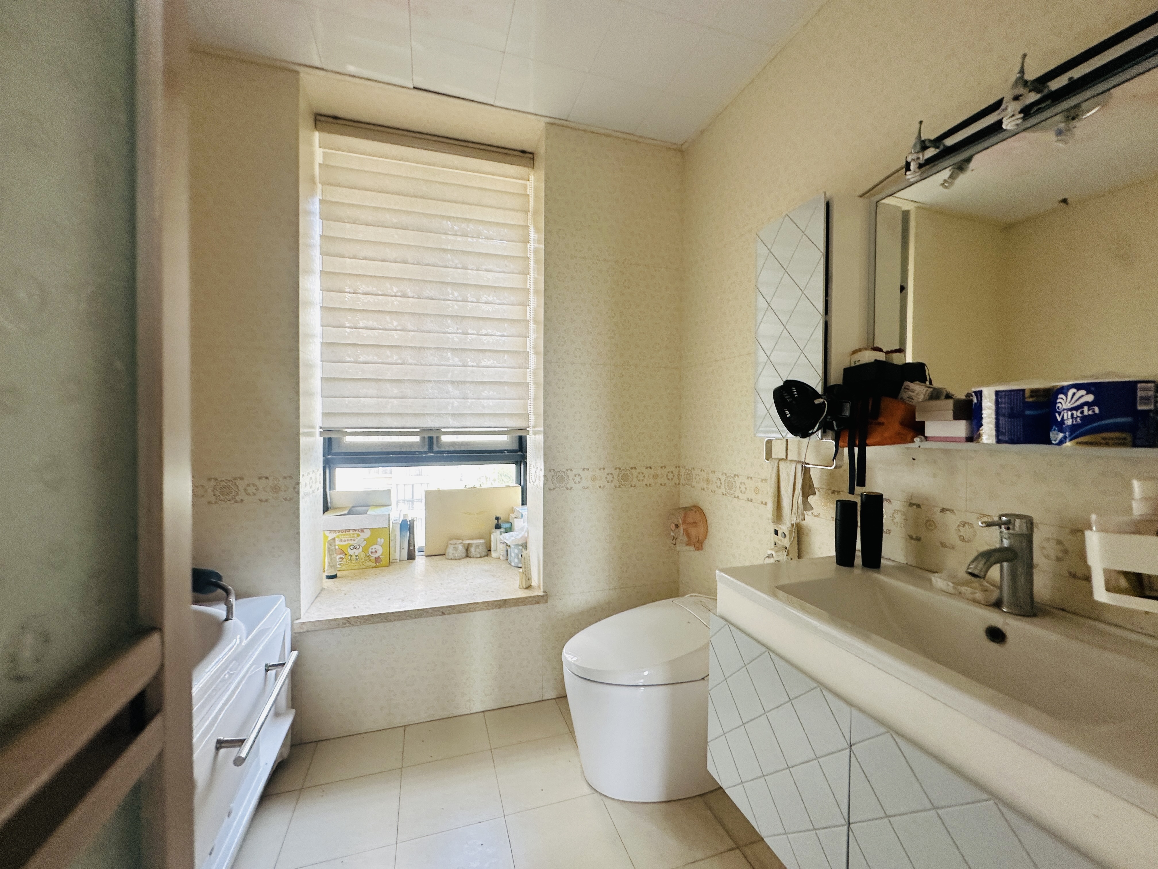 金碧文华 4室2厅2卫 330.0万 金碧文华 4室2厅2卫 330.0万卫生间