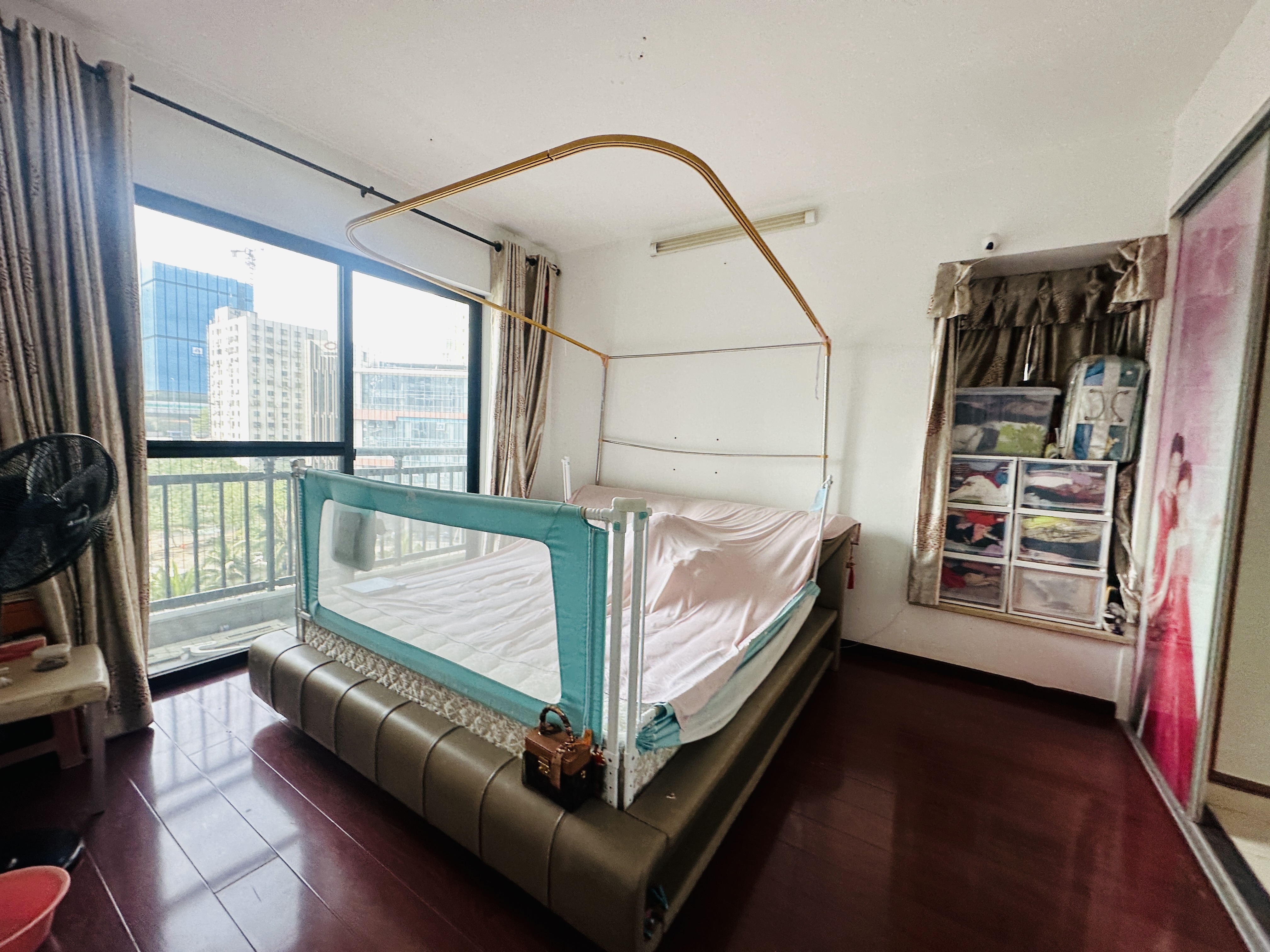 金碧文华 4室2厅2卫 330.0万 金碧文华 4室2厅2卫 330.0万卧室