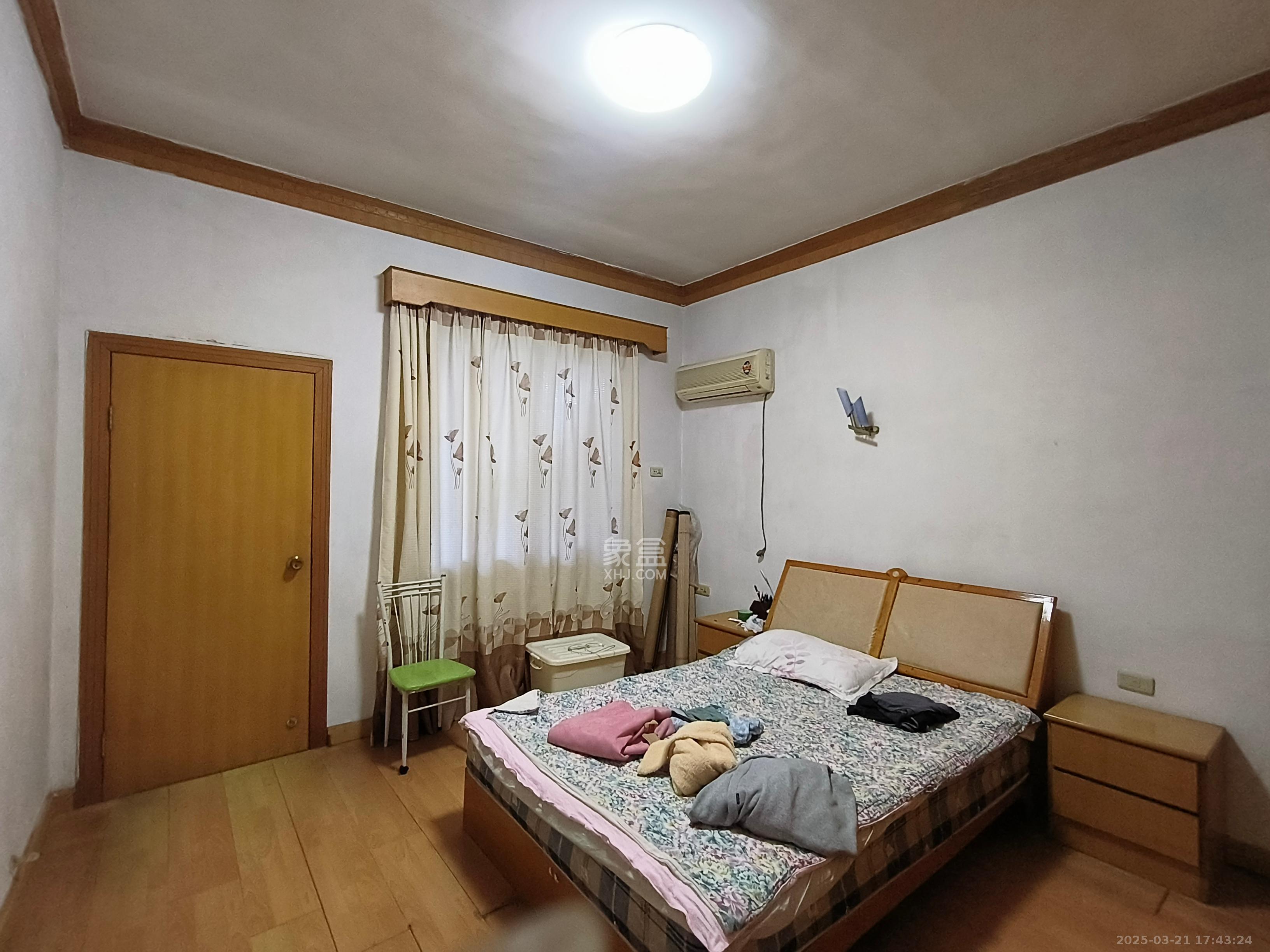 芙蓉农贸教师公寓 3室2厅1卫 29.8万 芙蓉农贸教师公寓 3室2厅1卫 29.8万客厅