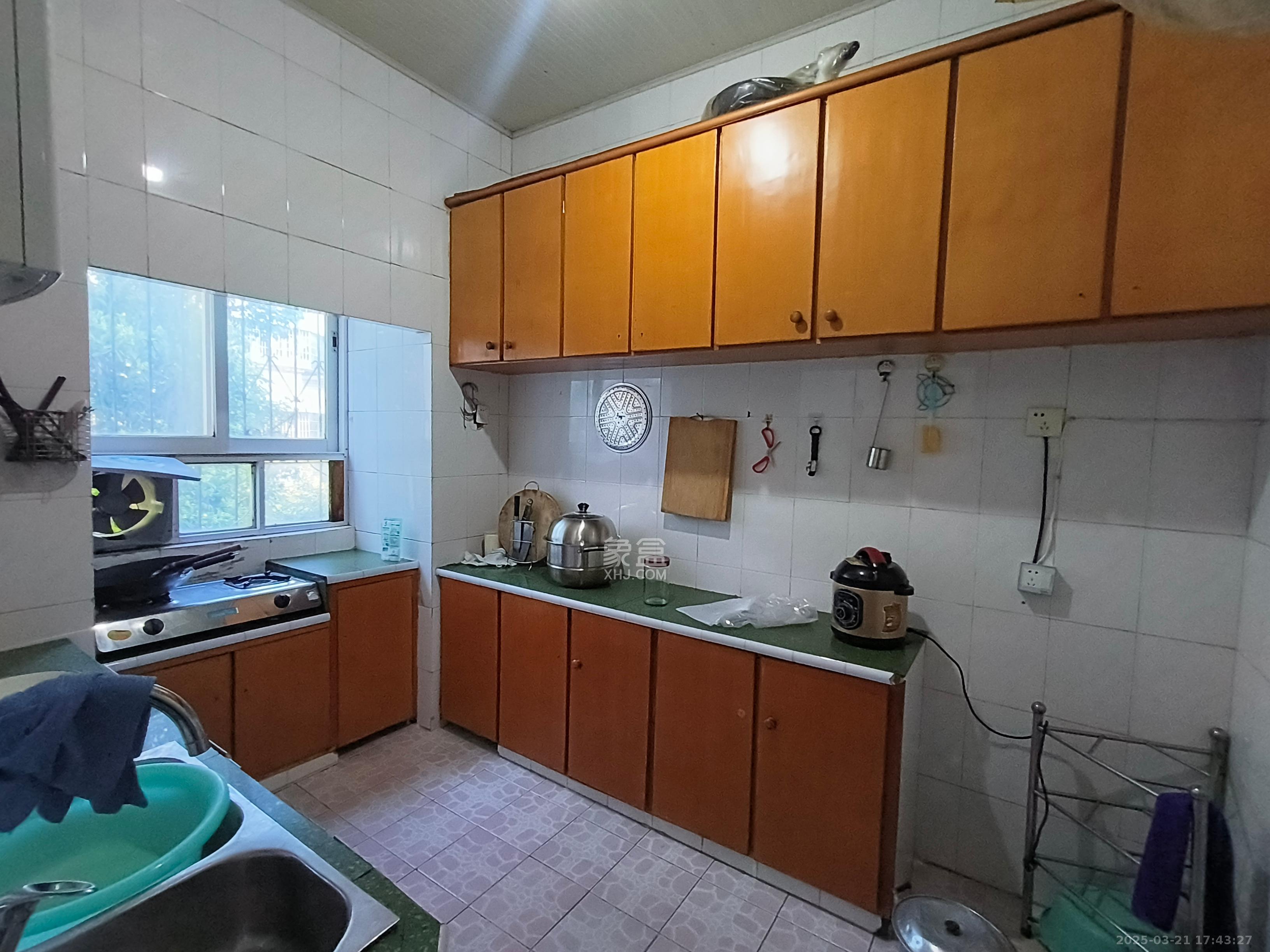 芙蓉农贸教师公寓 3室2厅1卫 29.8万 芙蓉农贸教师公寓 3室2厅1卫 29.8万客厅