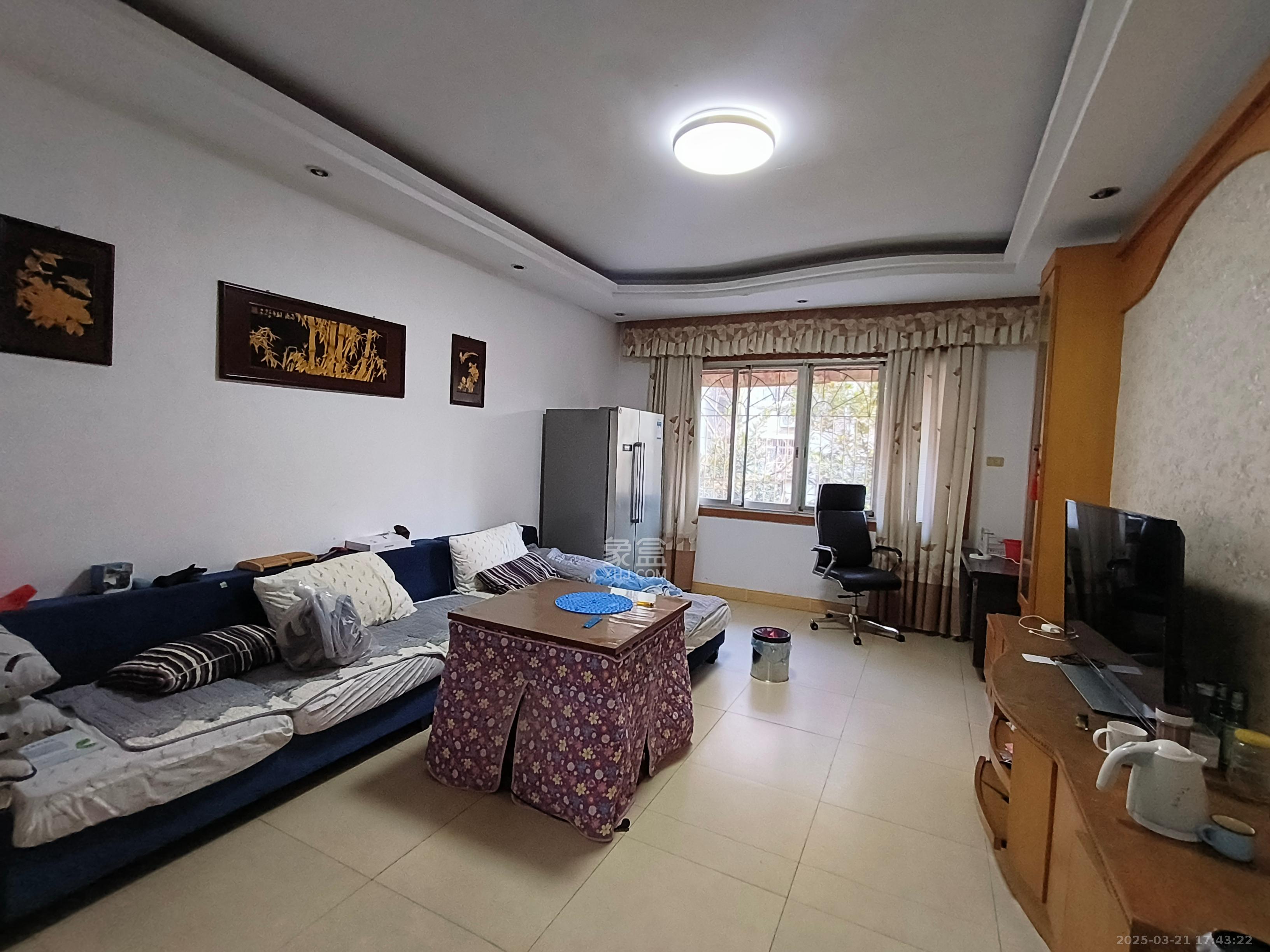 芙蓉农贸教师公寓 3室2厅1卫 29.8万 芙蓉农贸教师公寓 3室2厅1卫 29.8万客厅