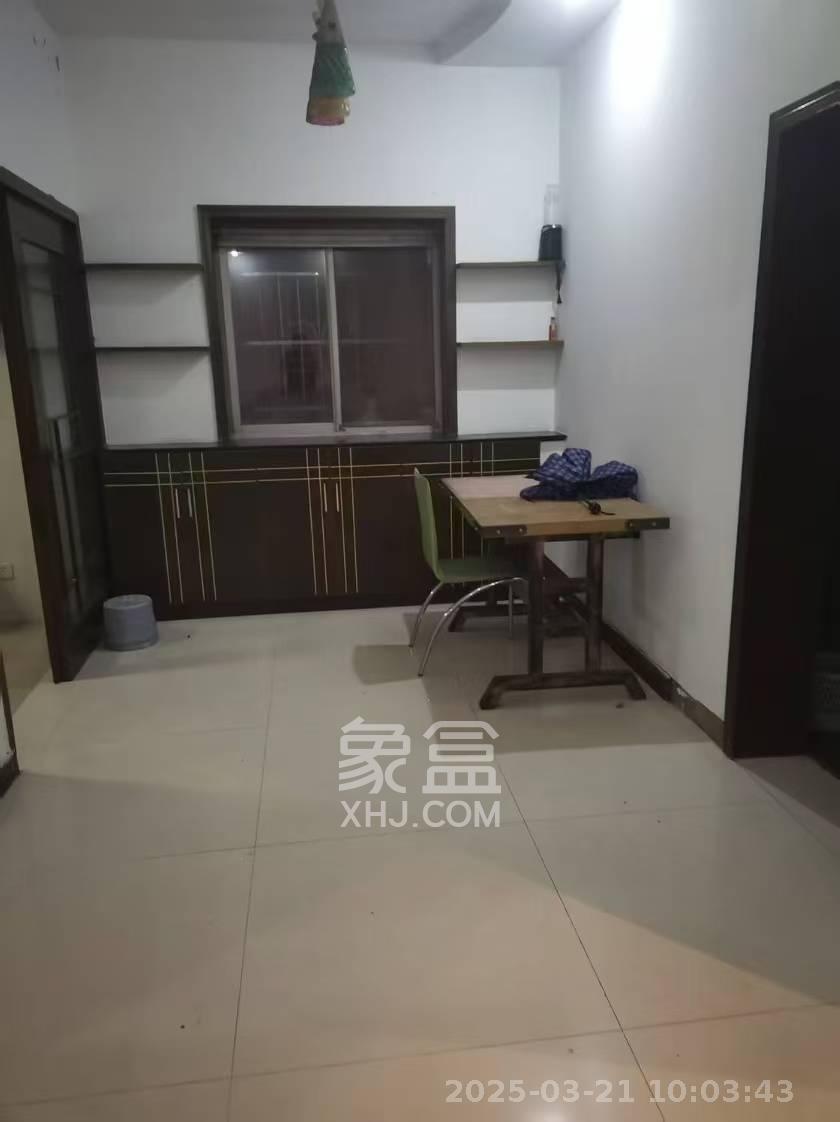 新合四村 2室2厅1卫 1800.0元/月 新合四村 2室2厅1卫 1800.0元/月室内图