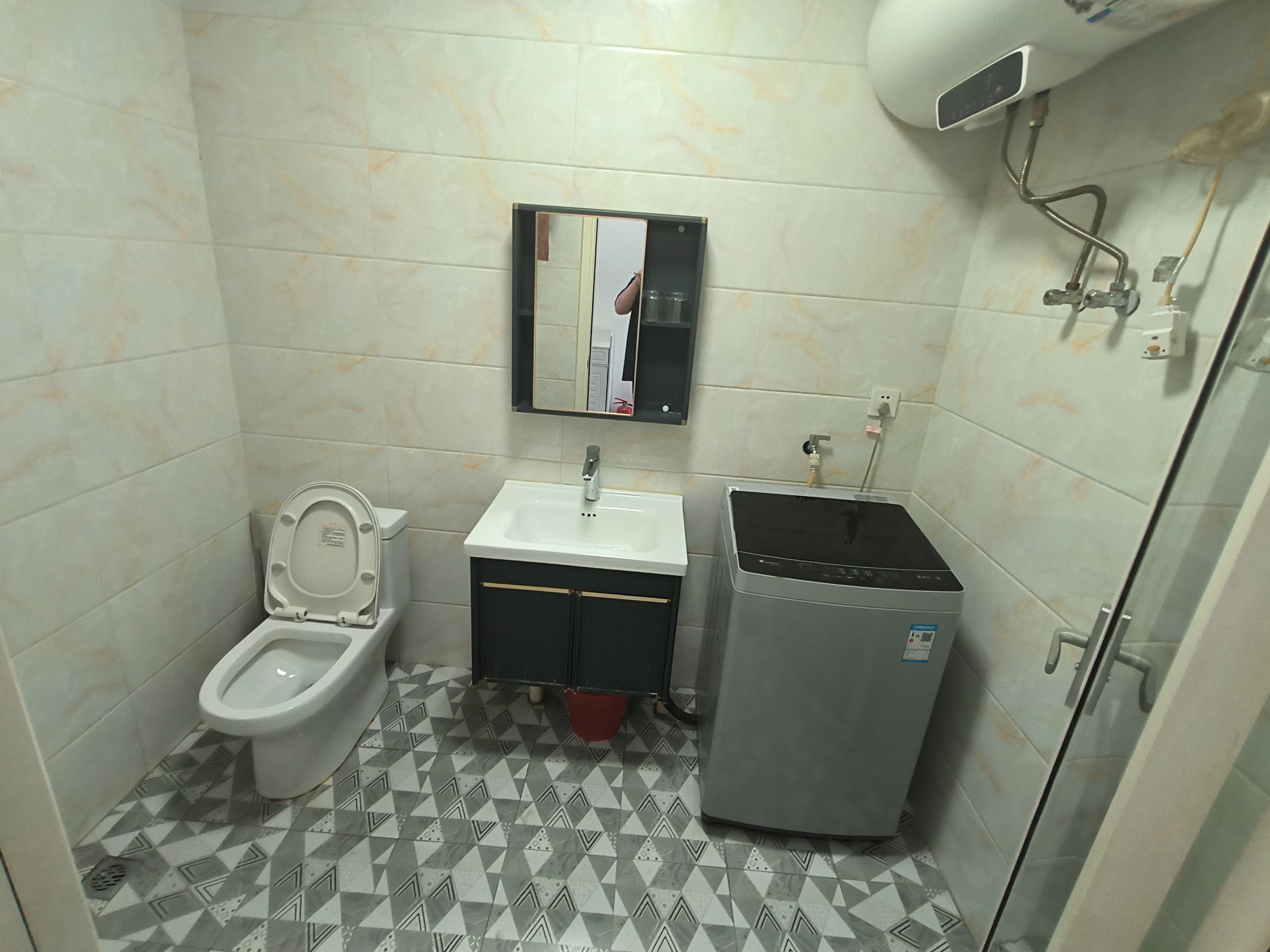 华南城市广场  1室1厅1卫    1600.0元/月 华南城市广场  1室1厅1卫    1600.0元/月室内图