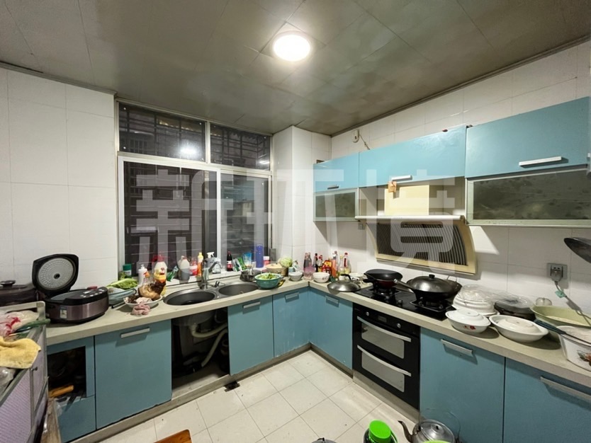 金丰花园2号园 3室2厅2卫 58.00万 金丰花园2号园 3室2厅2卫 58.00万客厅