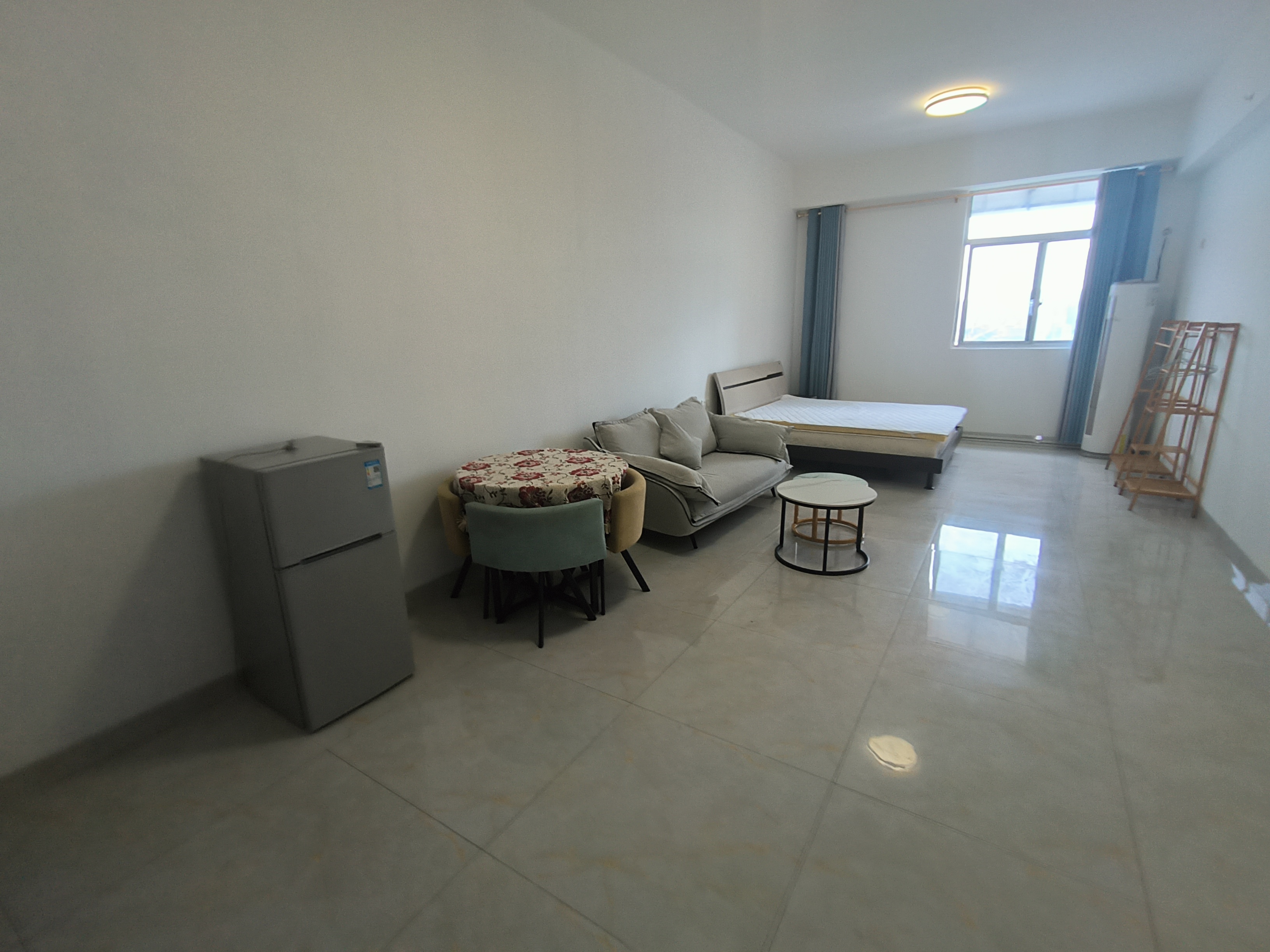 华南城市广场  1室1厅1卫    1600.0元/月 华南城市广场  1室1厅1卫    1600.0元/月室内图