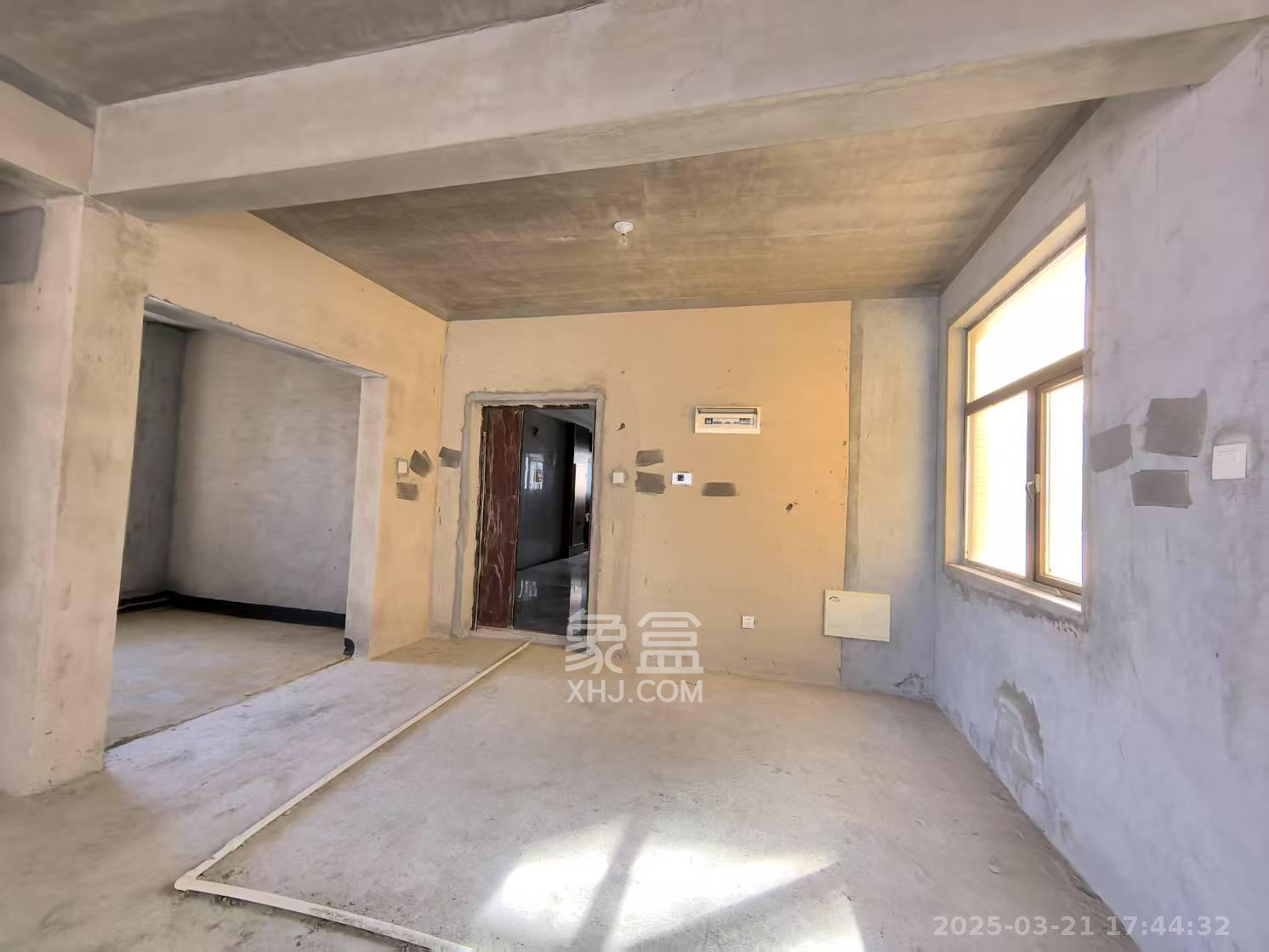 银港国际  3室2厅2卫   65.80万客厅