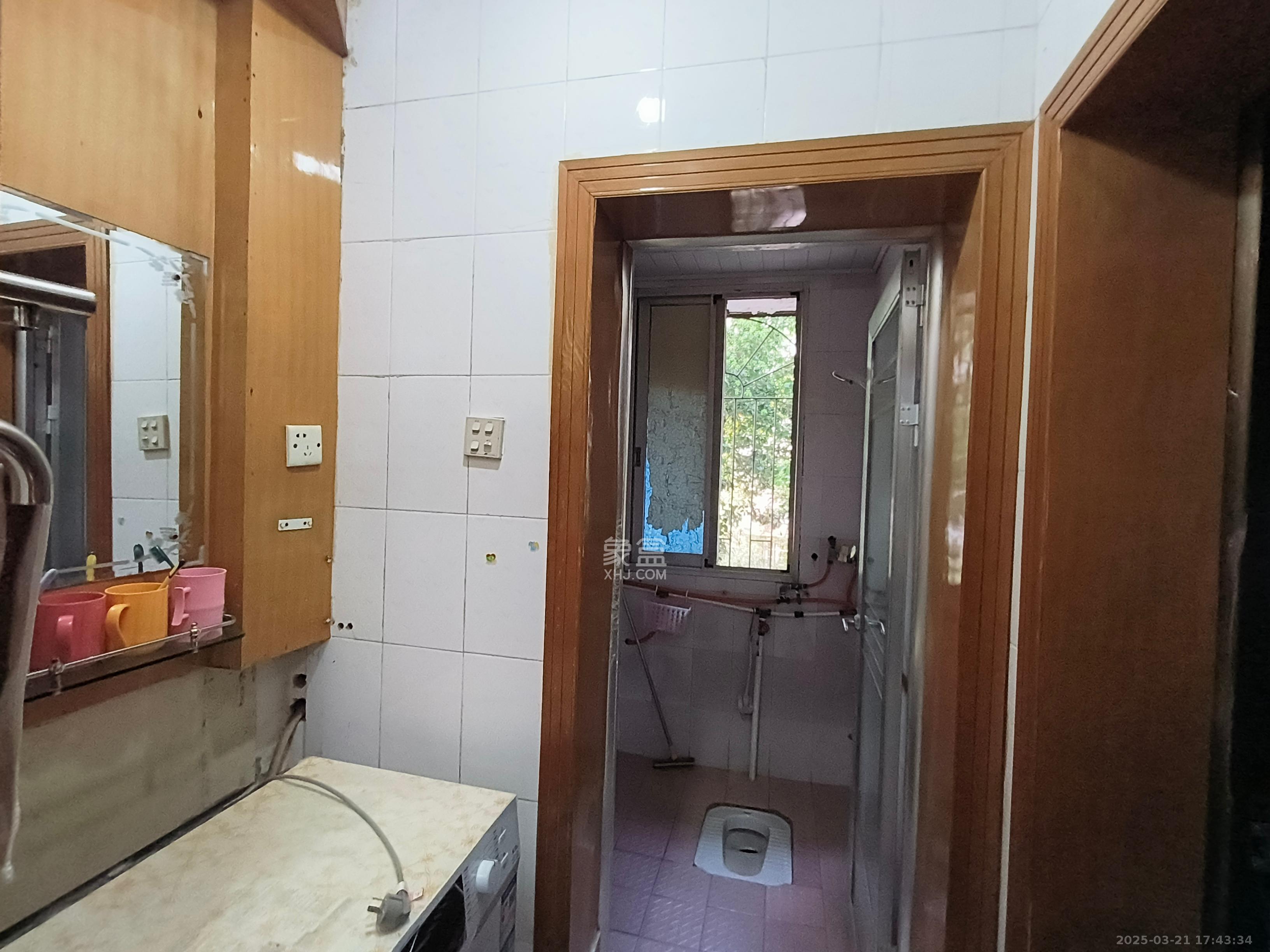 芙蓉农贸教师公寓 3室2厅1卫 29.8万 芙蓉农贸教师公寓 3室2厅1卫 29.8万客厅