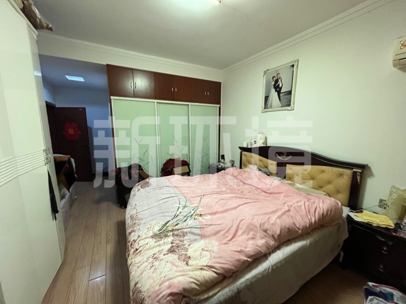 金丰花园2号园 3室2厅2卫 58.00万 金丰花园2号园 3室2厅2卫 58.00万客厅