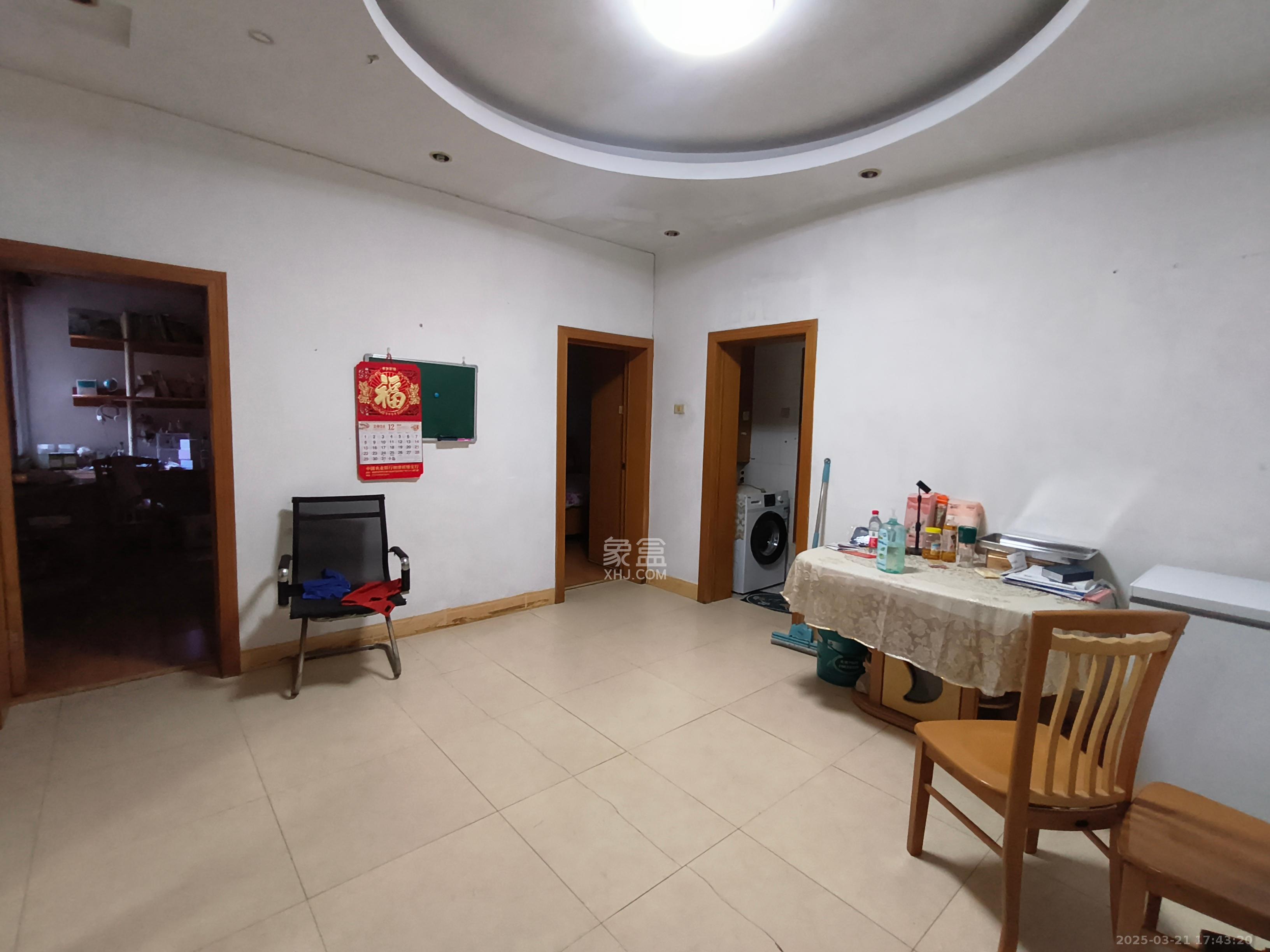 芙蓉农贸教师公寓 3室2厅1卫 29.8万 芙蓉农贸教师公寓 3室2厅1卫 29.8万客厅