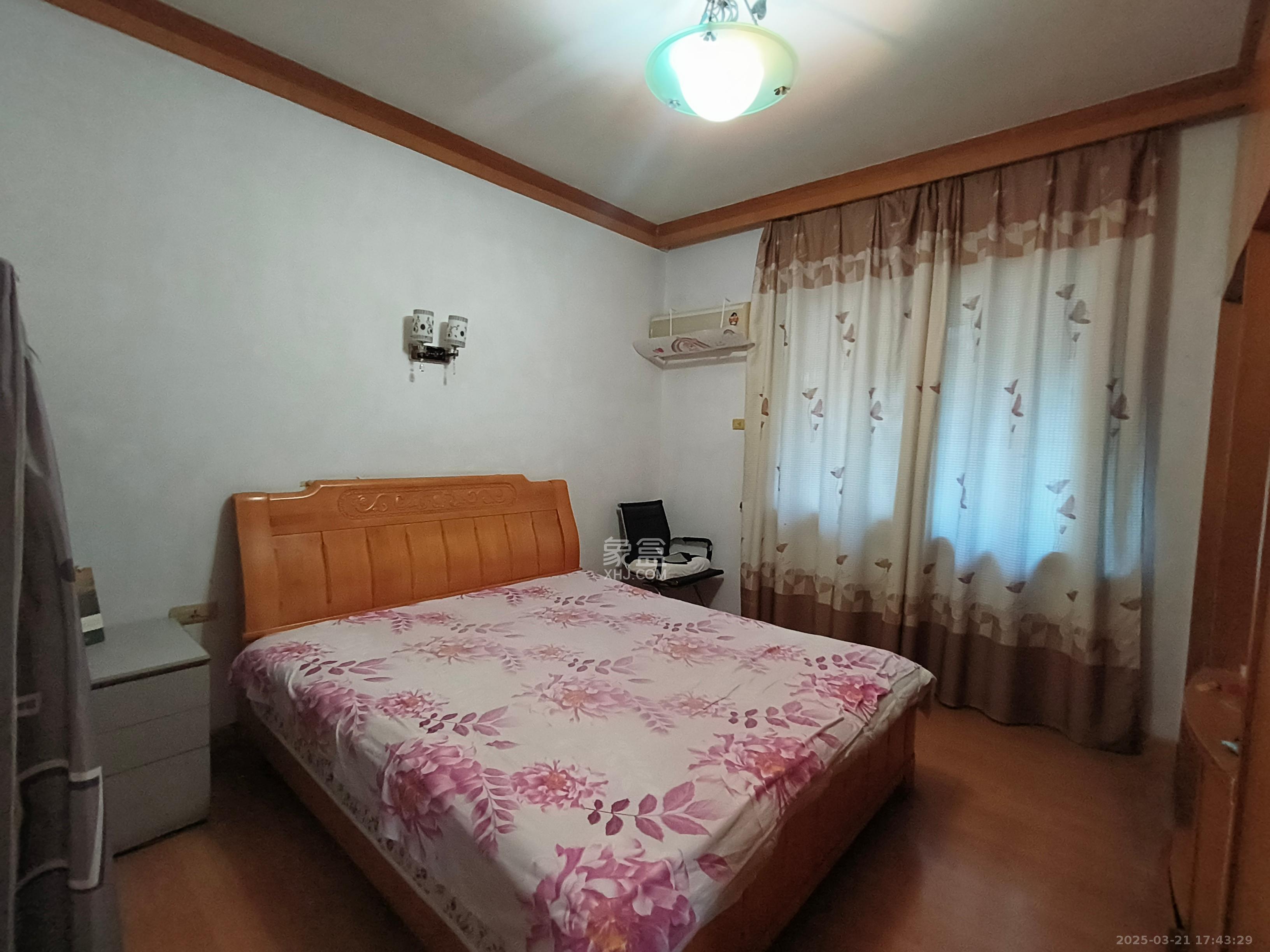 芙蓉农贸教师公寓 3室2厅1卫 29.8万 芙蓉农贸教师公寓 3室2厅1卫 29.8万客厅