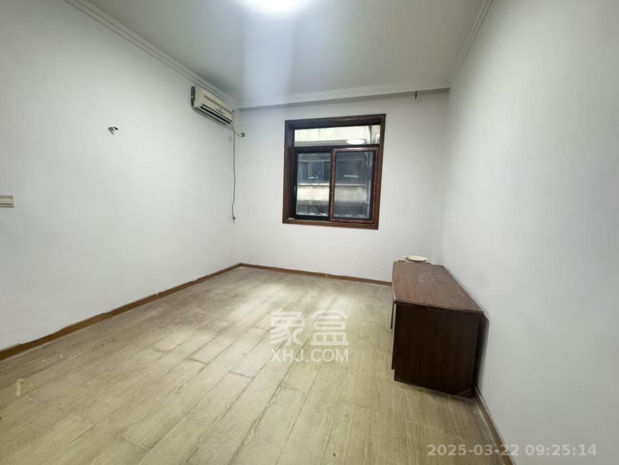 郊区外贸宿舍  2室1厅1卫    1600.0元/月 郊区外贸宿舍  2室1厅1卫    1600.0元/月室内图