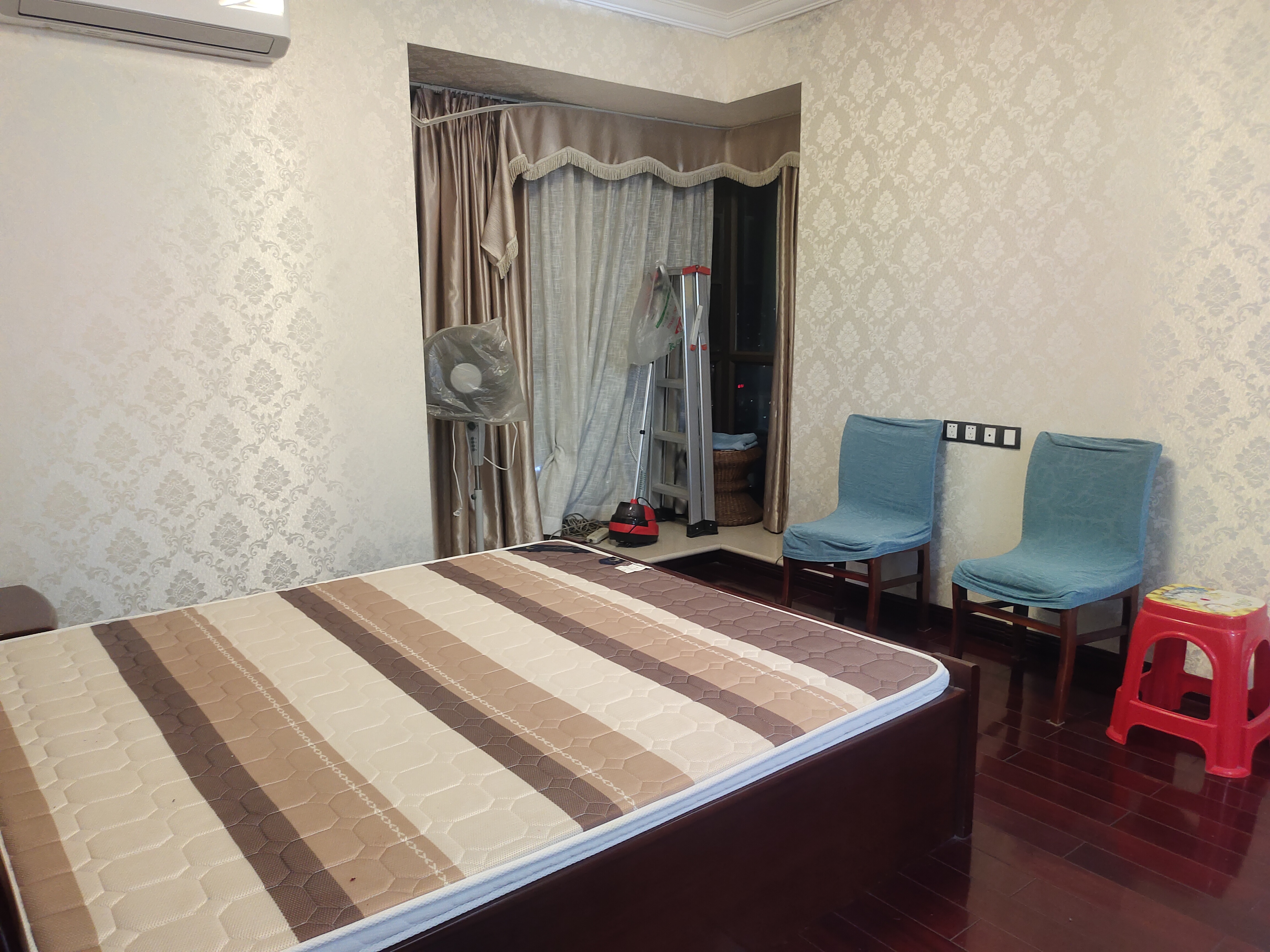 大同芙蓉 3室2厅2卫 99.8万 大同芙蓉 3室2厅2卫 99.8万卧室