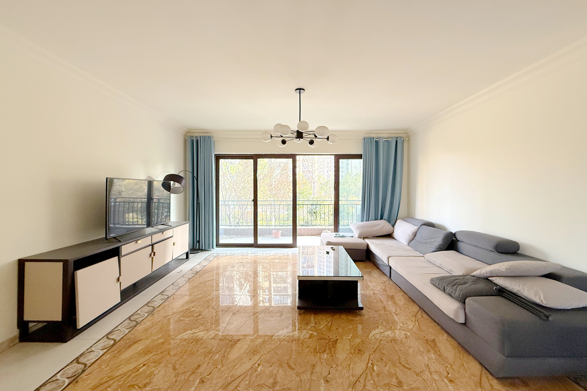 碧桂园高尔夫花园  4室2厅2卫    112.0万 碧桂园高尔夫花园  4室2厅2卫    112.0万客厅