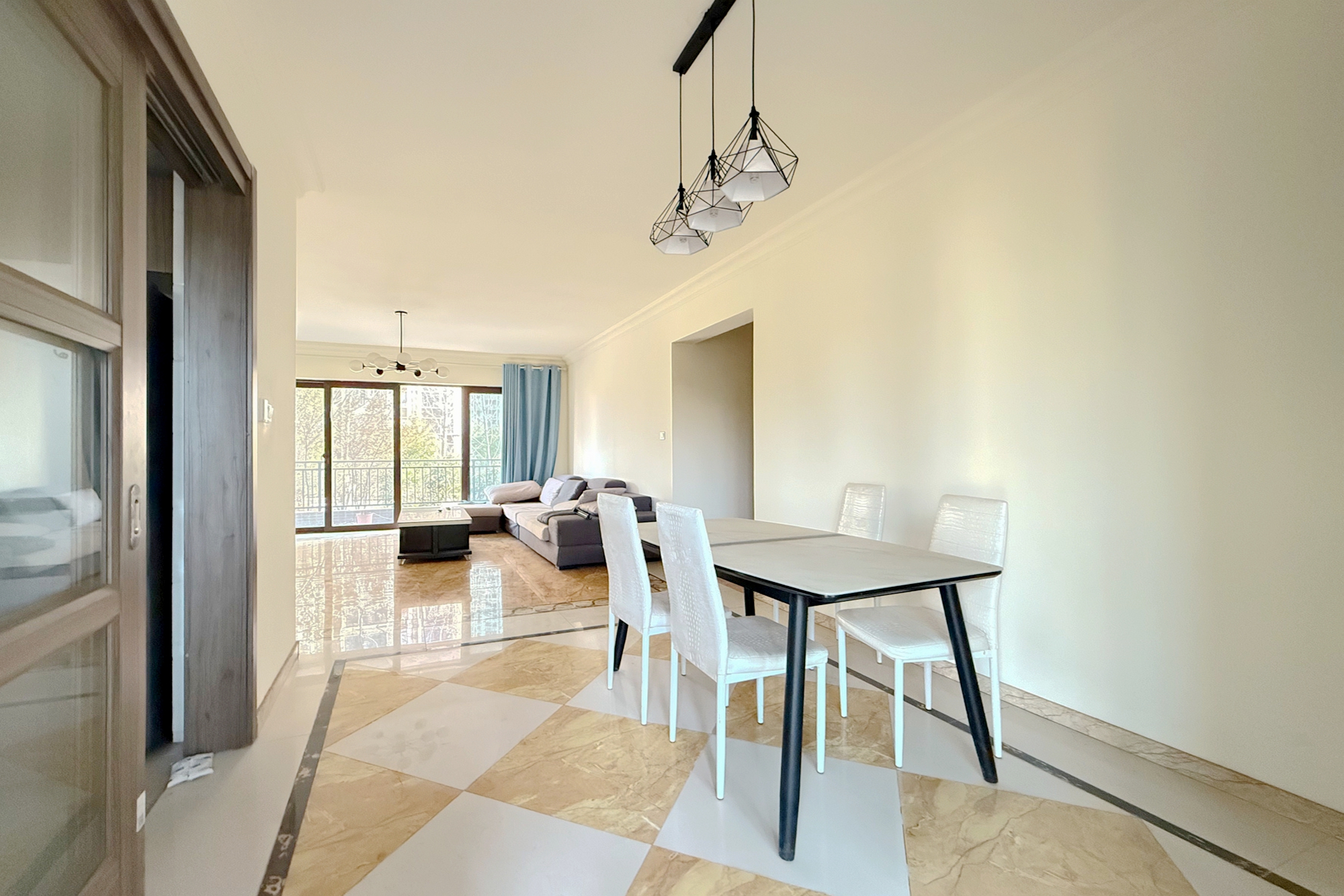 碧桂园高尔夫花园  4室2厅2卫    112.0万 碧桂园高尔夫花园  4室2厅2卫    112.0万客厅