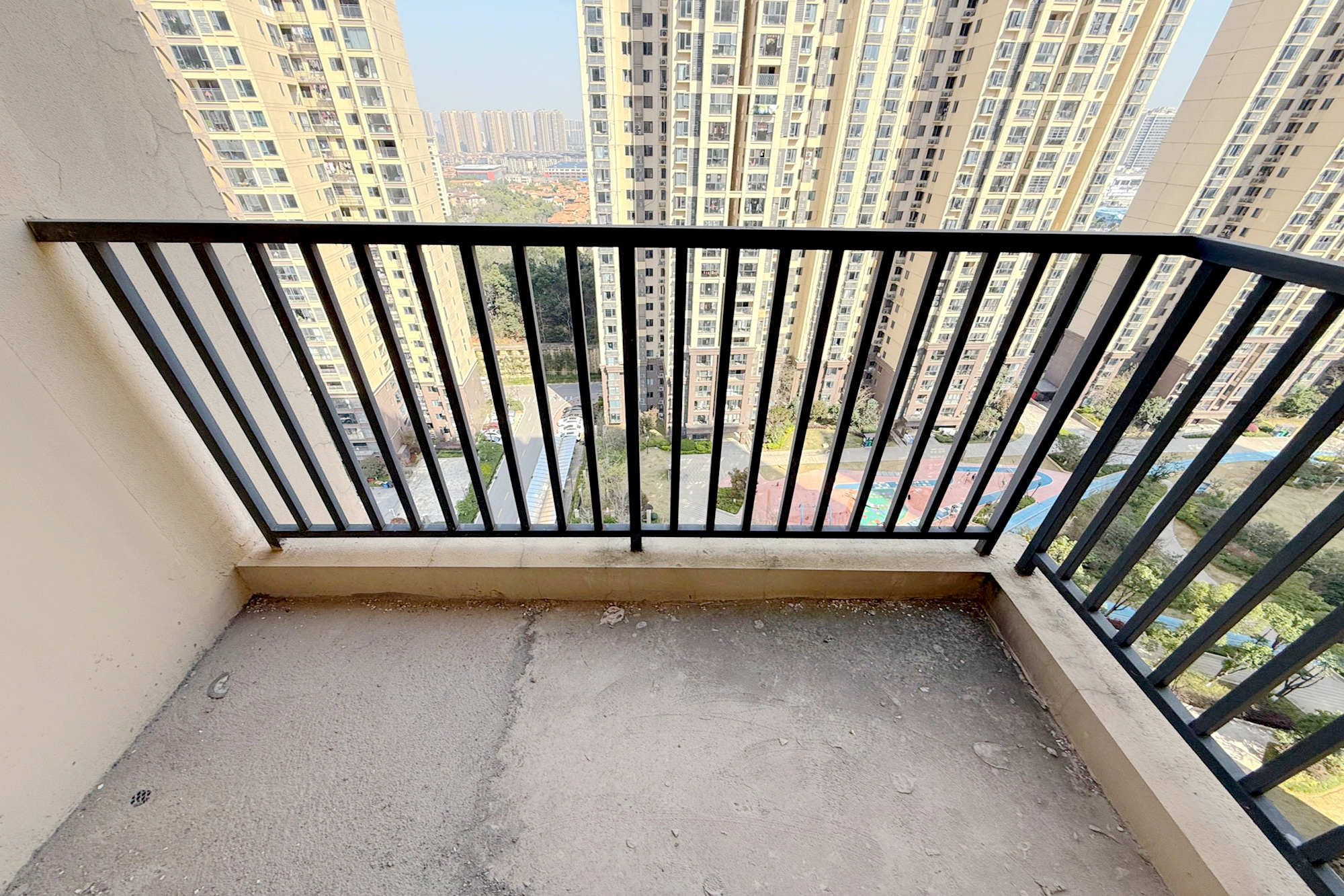 中粮鸿云  3室2厅2卫   65.00万阳台