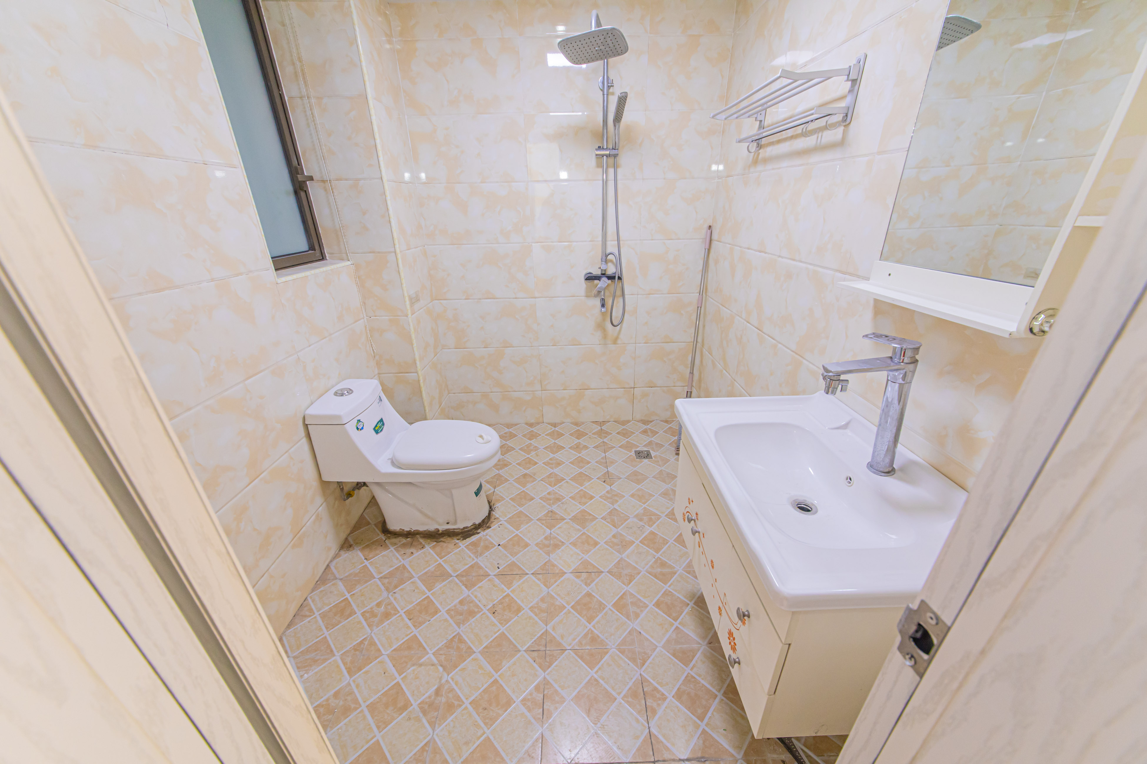 绿地公馆(绿地名邸) 3室2厅2卫 130.0万 绿地公馆(绿地名邸) 3室2厅2卫 130.0万卫生间