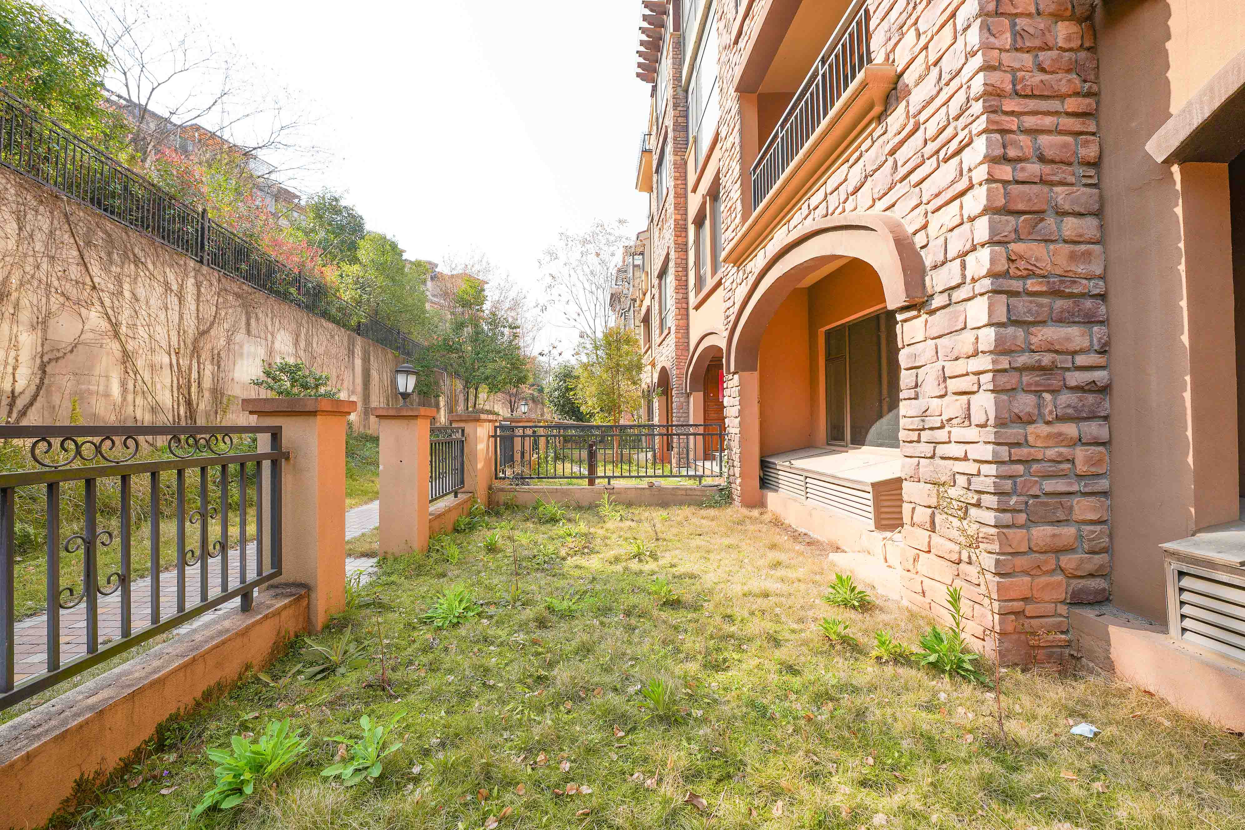 佳兆业天墅  5室2厅3卫    165.0万阳台