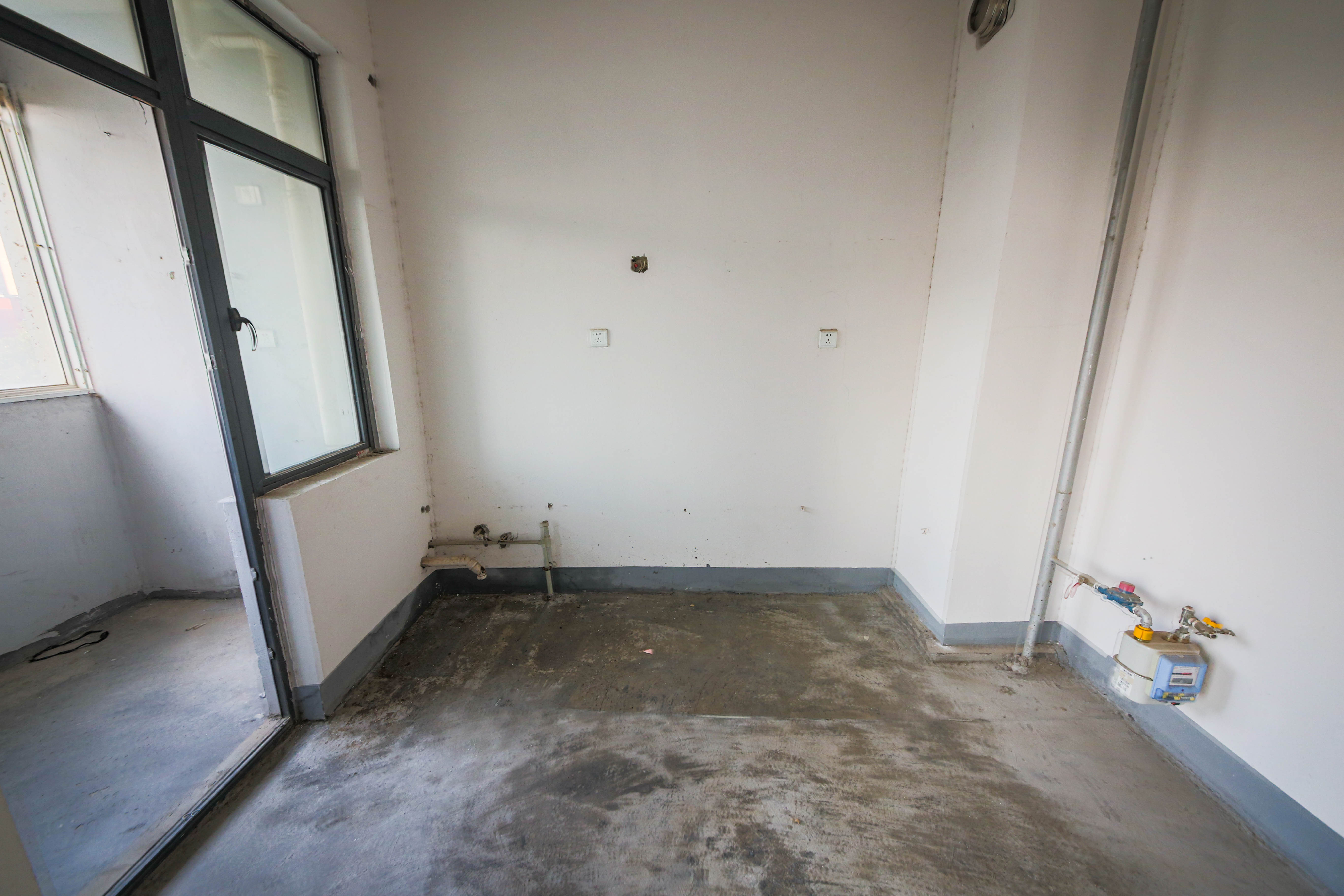 青园  4室2厅2卫    195.0万 青园  4室2厅2卫    195.0万厨房