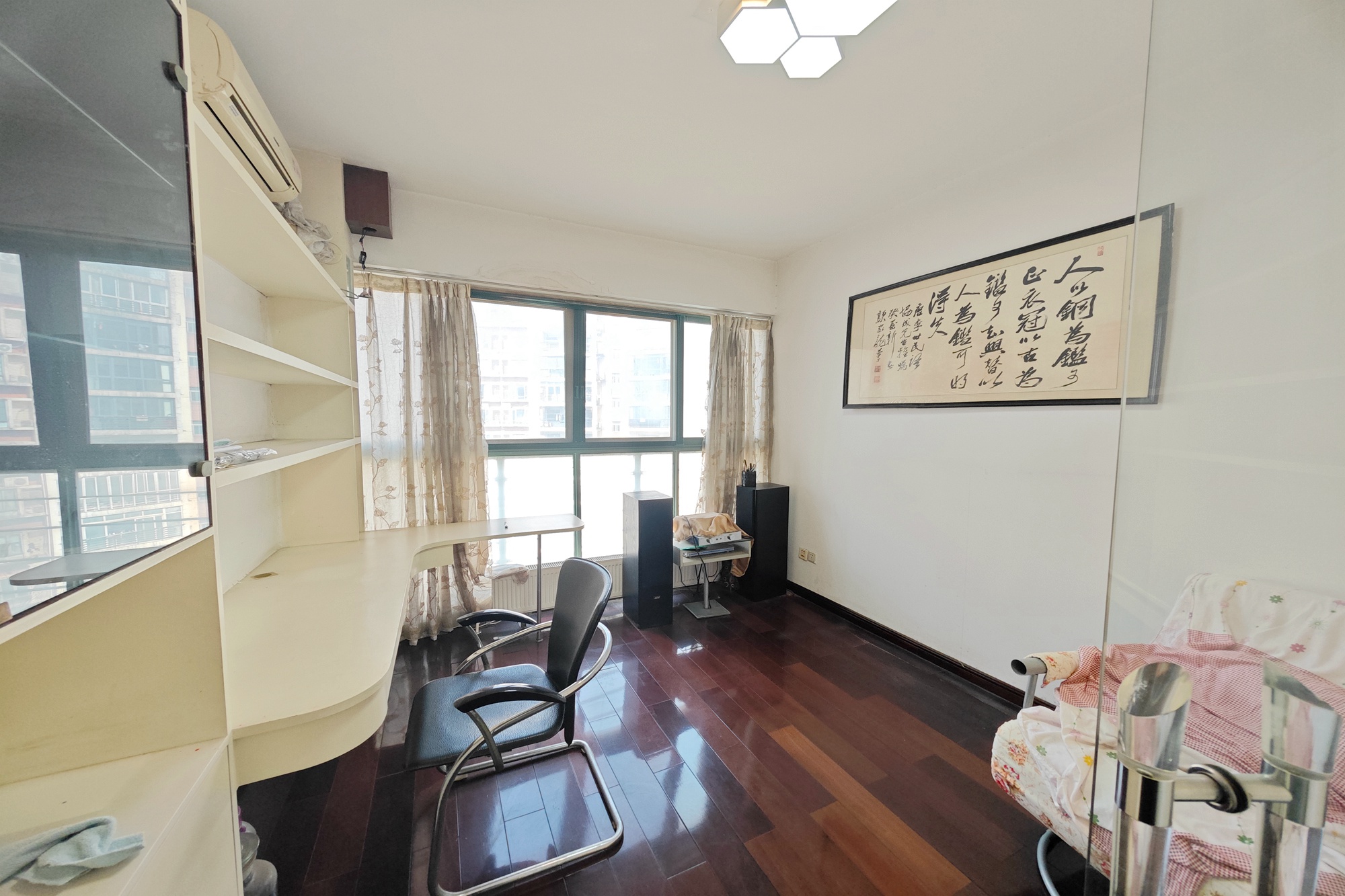 亚华香舍花都  5室2厅2卫   153.80万卧室