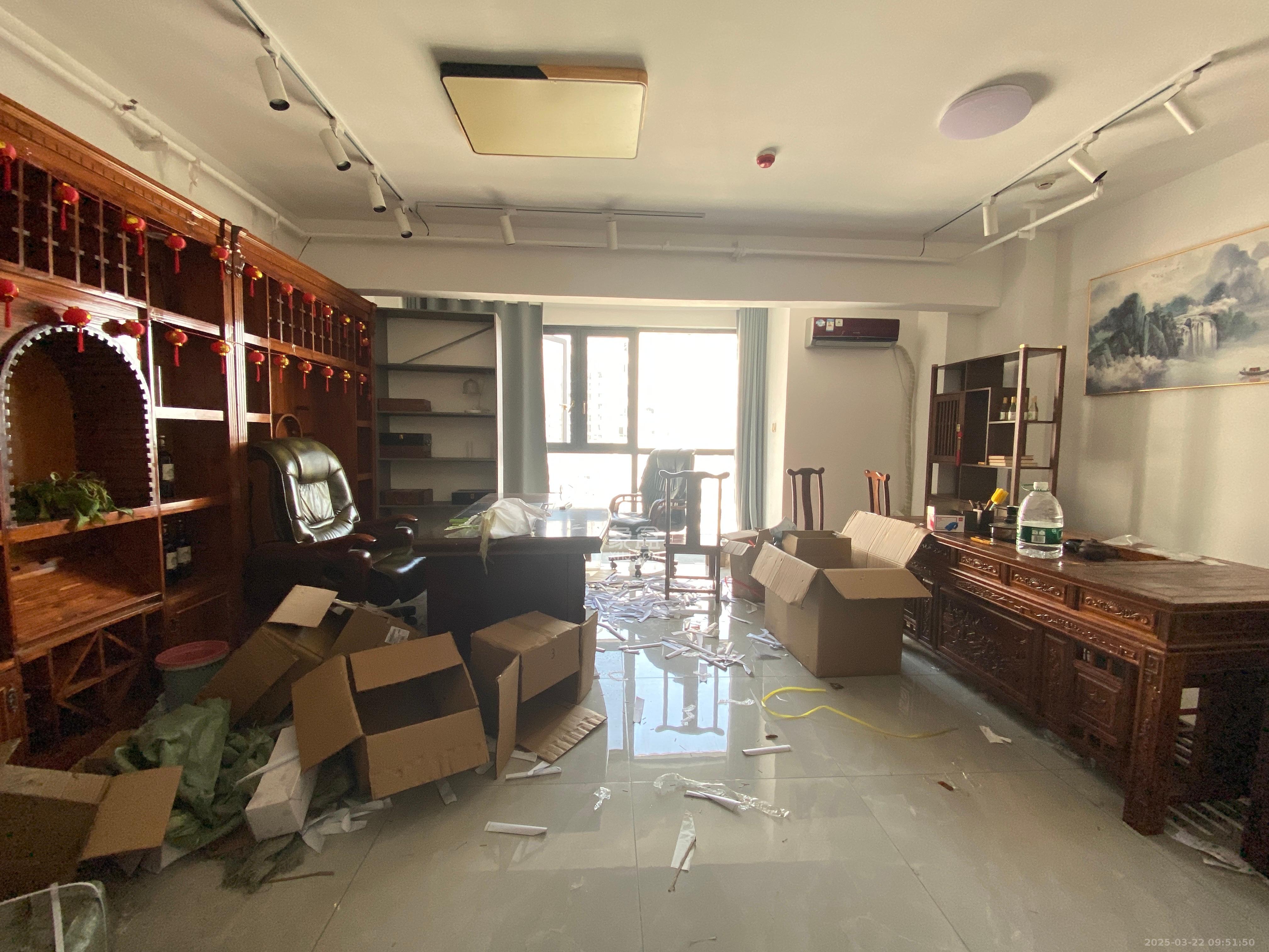 中交里城  1室1厅1卫   2000.00元/月室内图