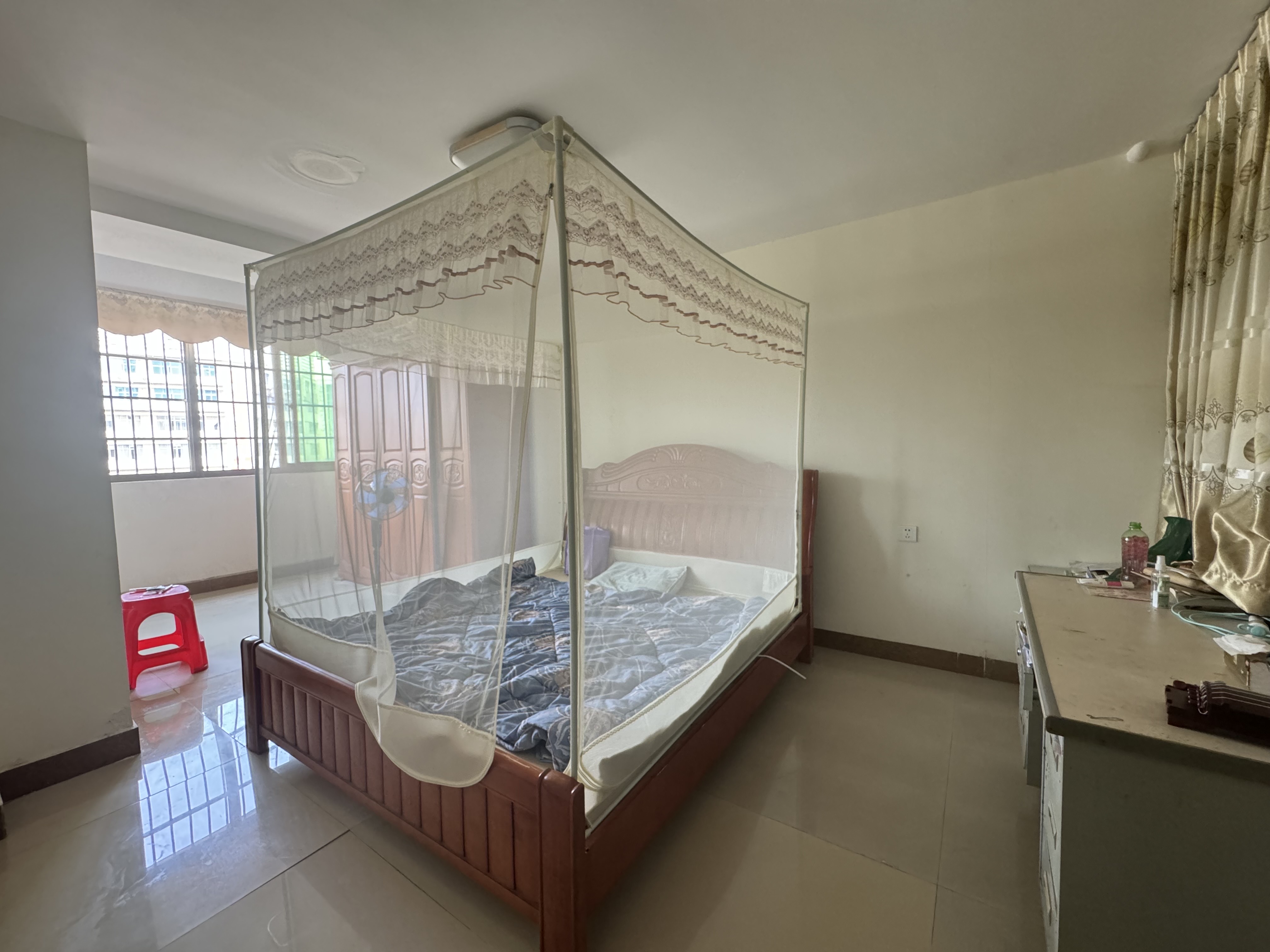 龙华商城 4室2厅2卫 160.0万 龙华商城 4室2厅2卫 160.0万客厅