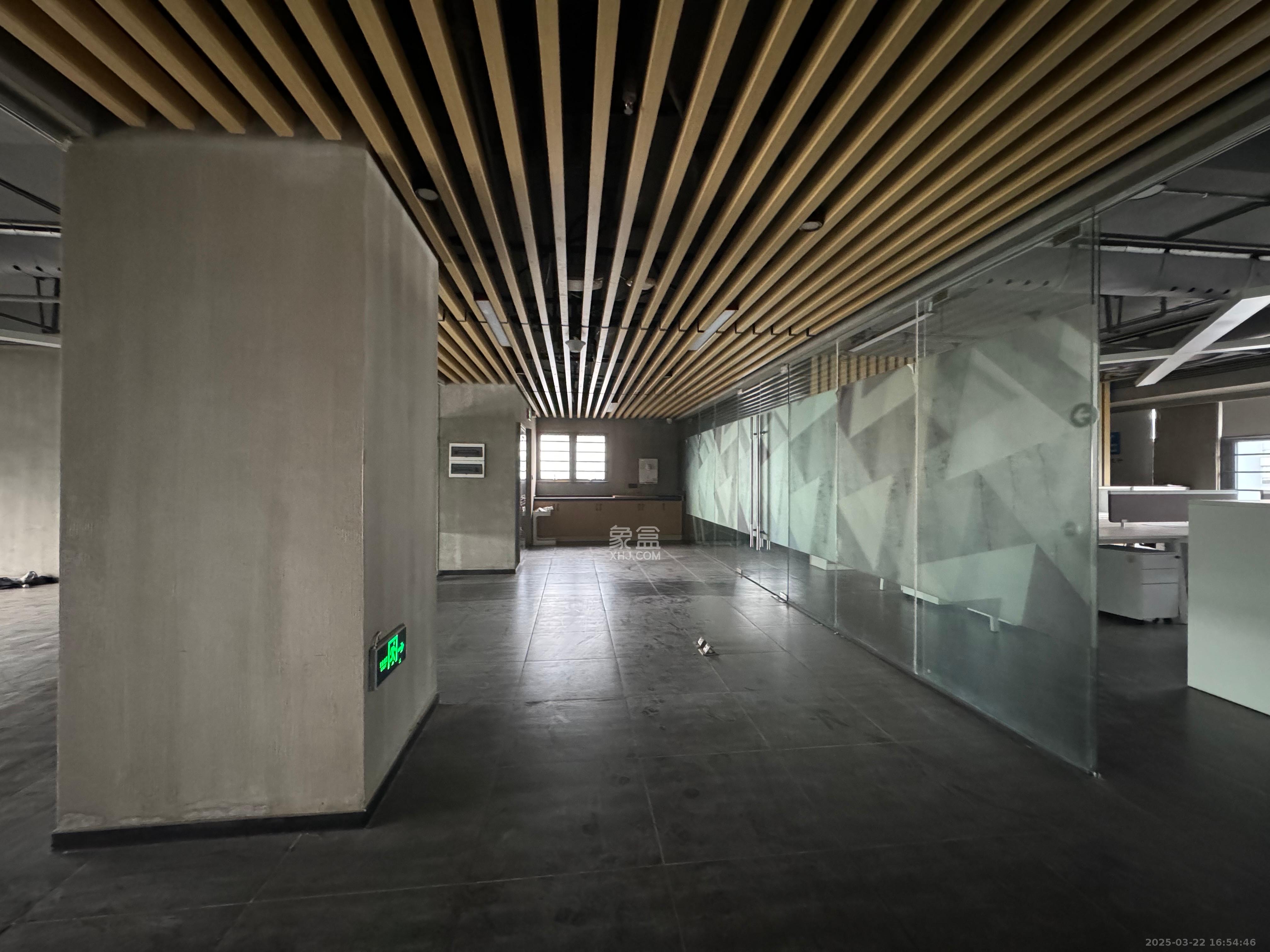 中建广场   258.0㎡      10800.0元/月