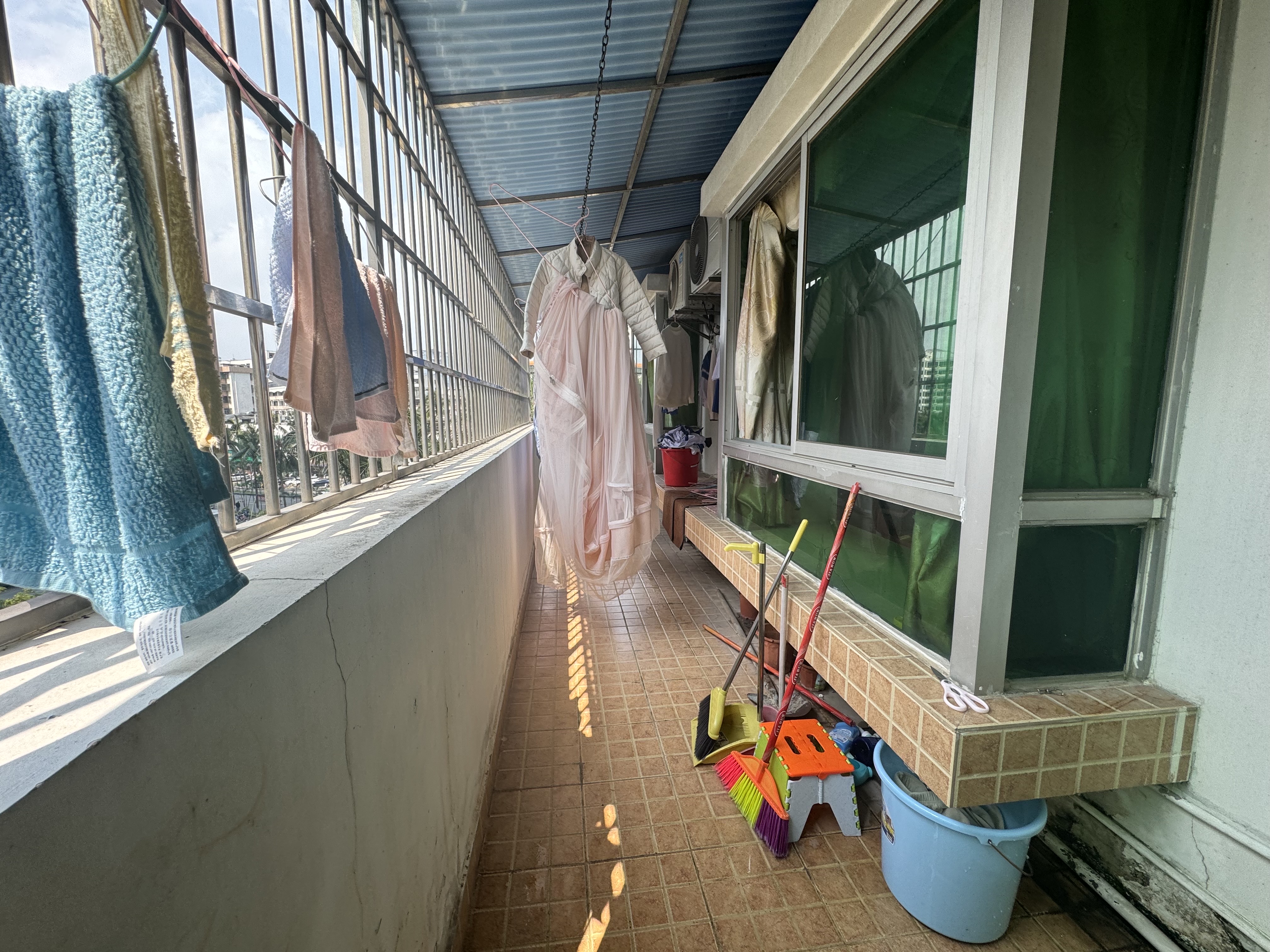 龙华商城 4室2厅2卫 160.0万 龙华商城 4室2厅2卫 160.0万客厅