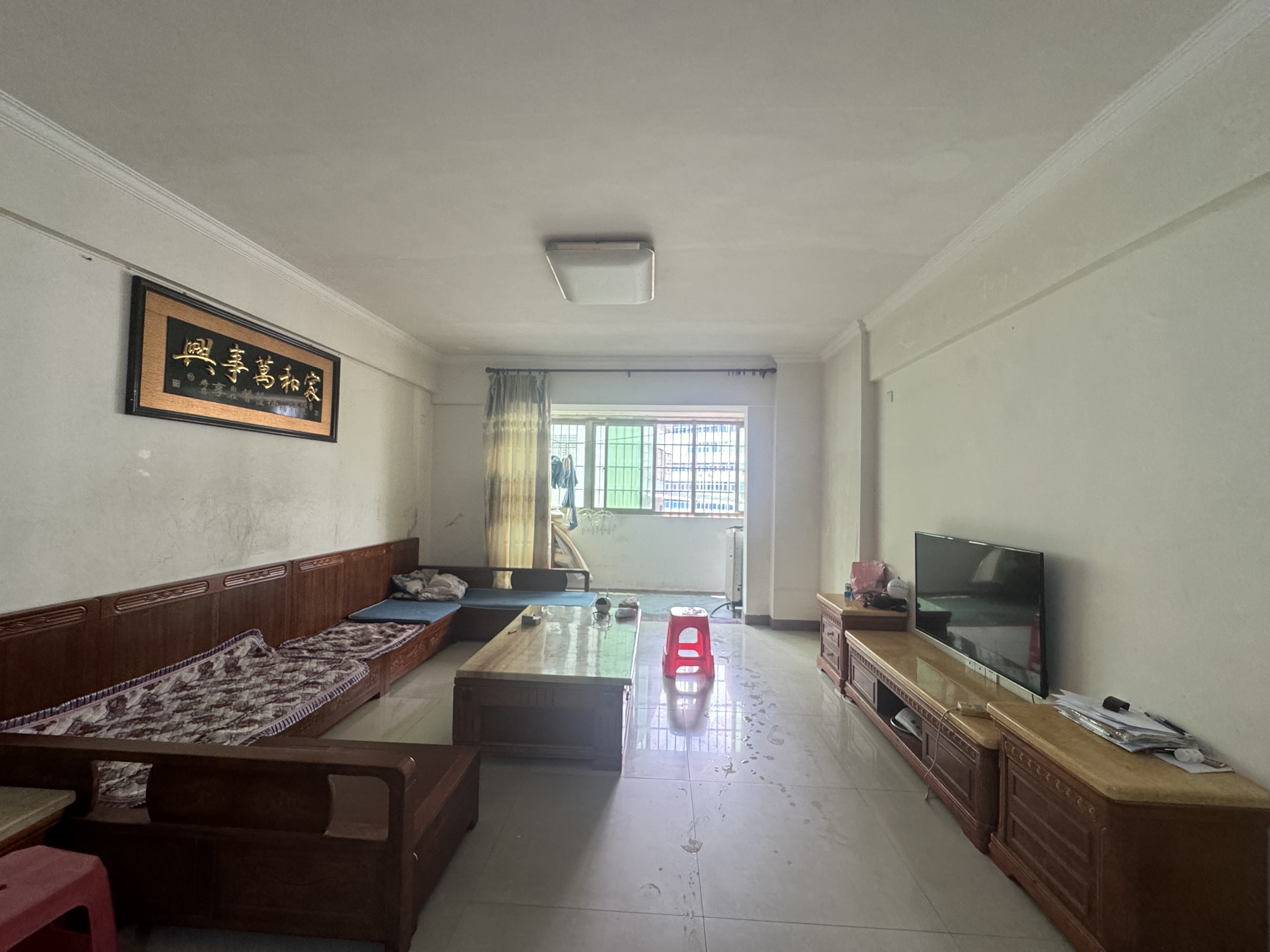 龙华商城 4室2厅2卫 160.0万 龙华商城 4室2厅2卫 160.0万客厅