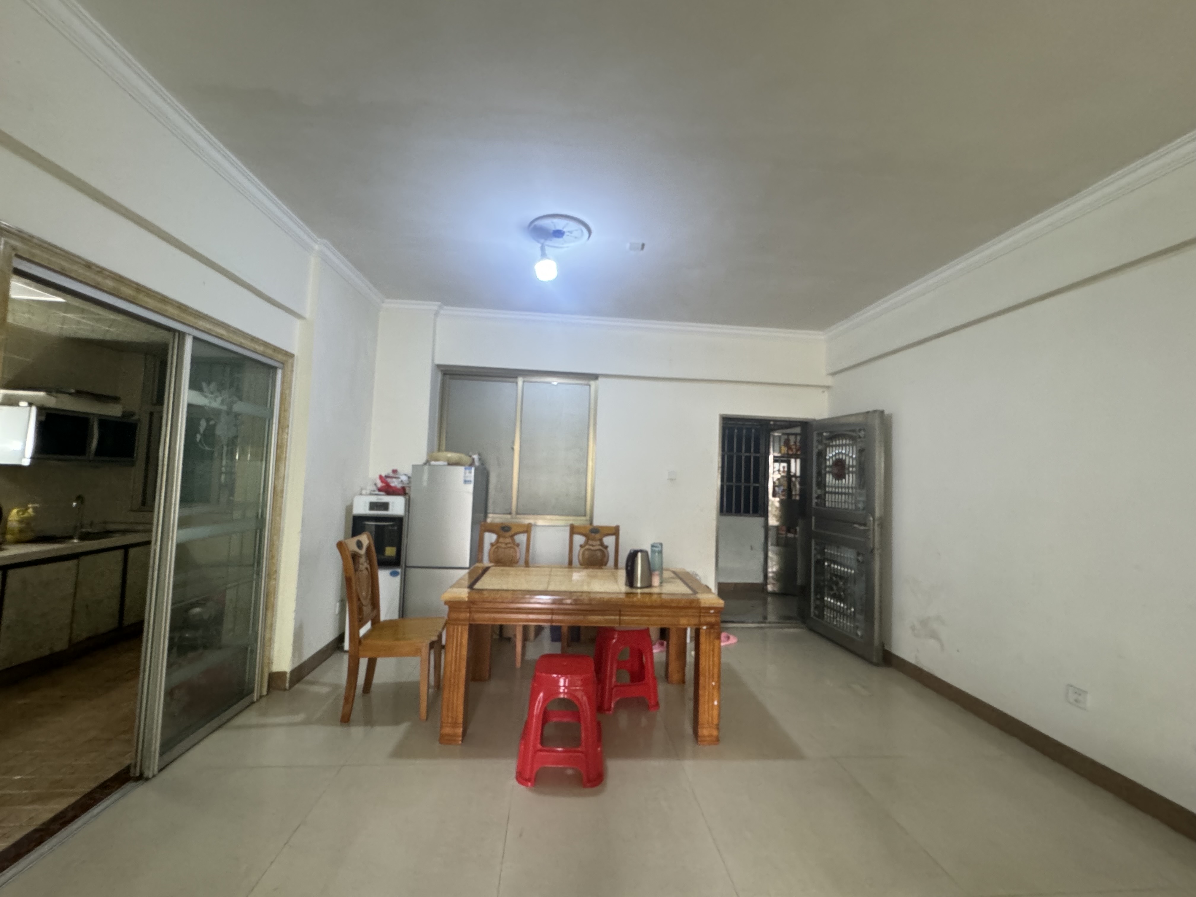 龙华商城 4室2厅2卫 160.0万 龙华商城 4室2厅2卫 160.0万客厅