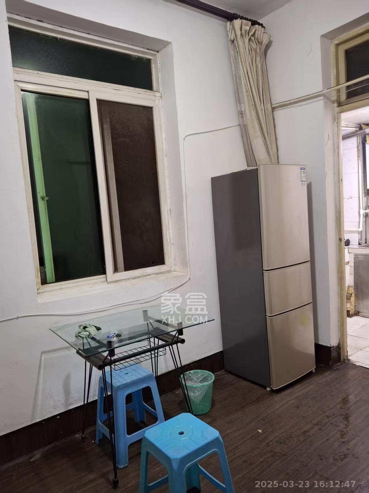 湖南六建伍家岭小区  2室2厅1卫    1200.0元/月 湖南六建伍家岭小区  2室2厅1卫    1200.0元/月室内图