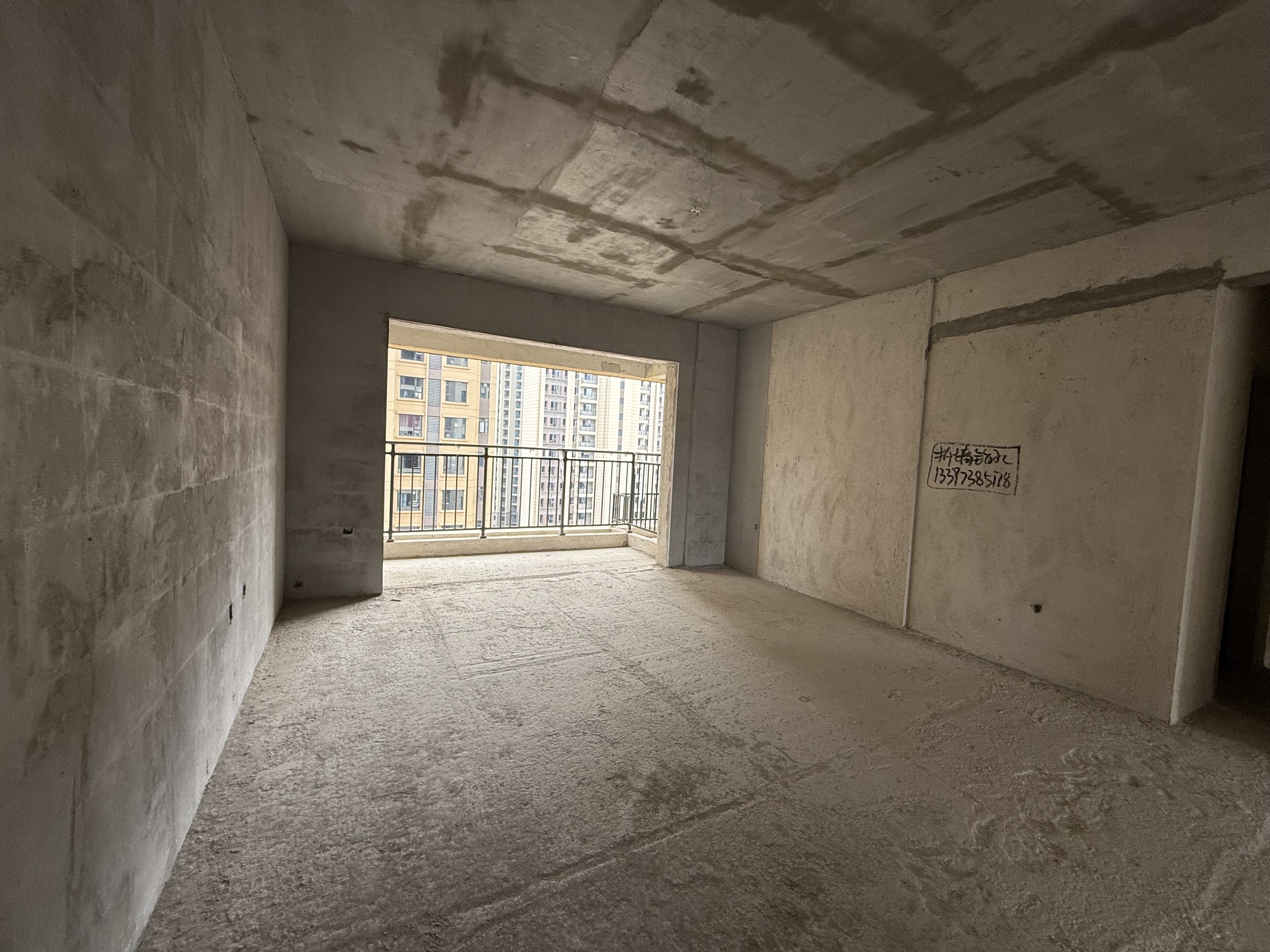 鹏泰天麓 5室2厅2卫 106.8万 鹏泰天麓 5室2厅2卫 106.8万客厅