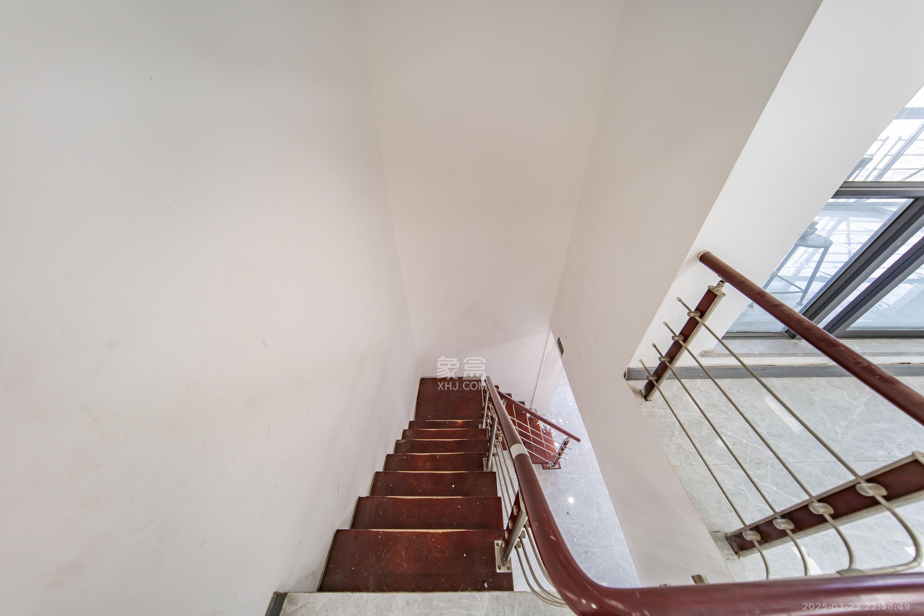 阳光100一期、四五期 7室2厅2卫 5000.0元/月 阳光100一期、四五期 7室2厅2卫 5000.0元/月室内图