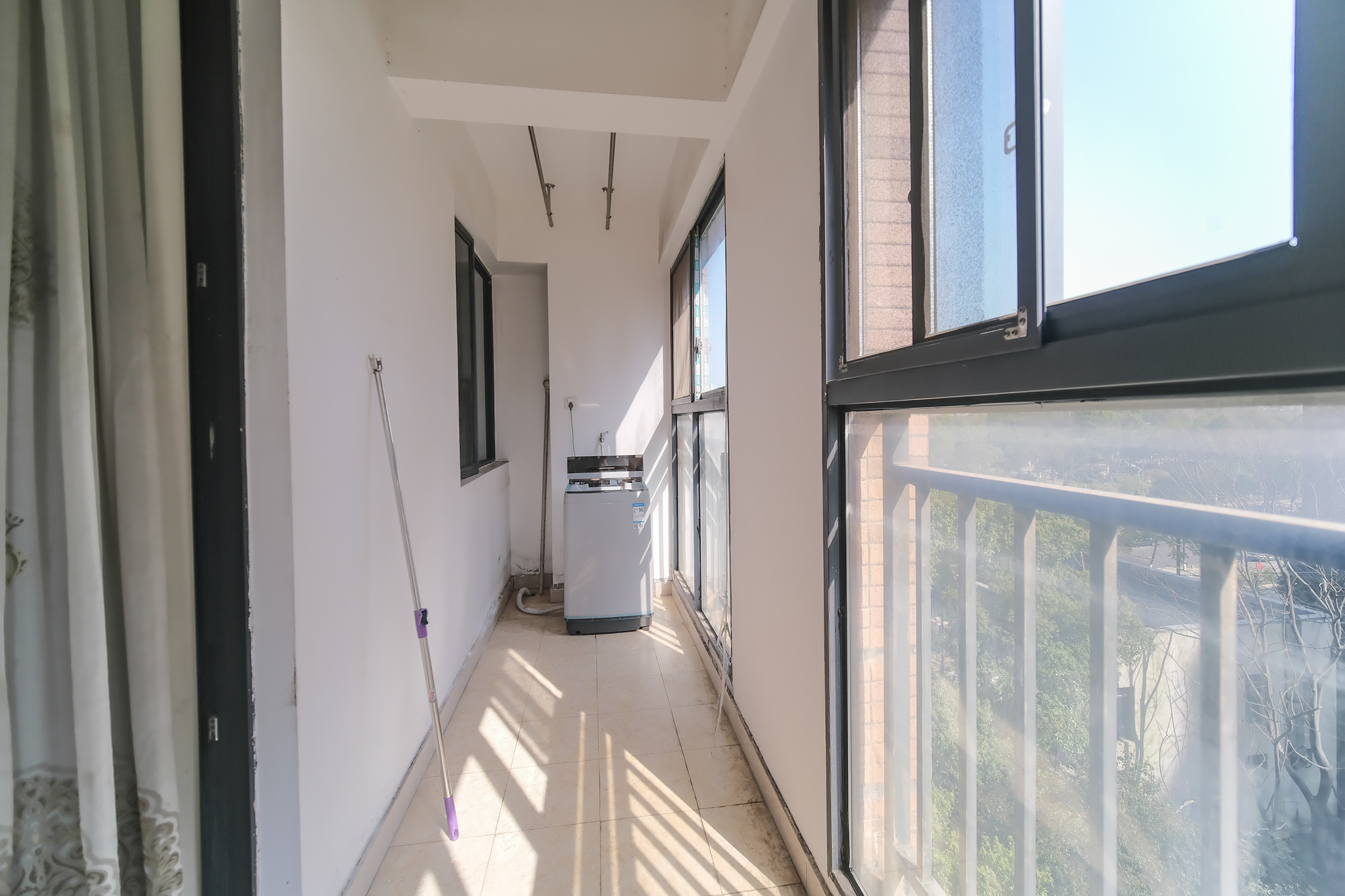 三一街区  3室2厅2卫   62.00万阳台