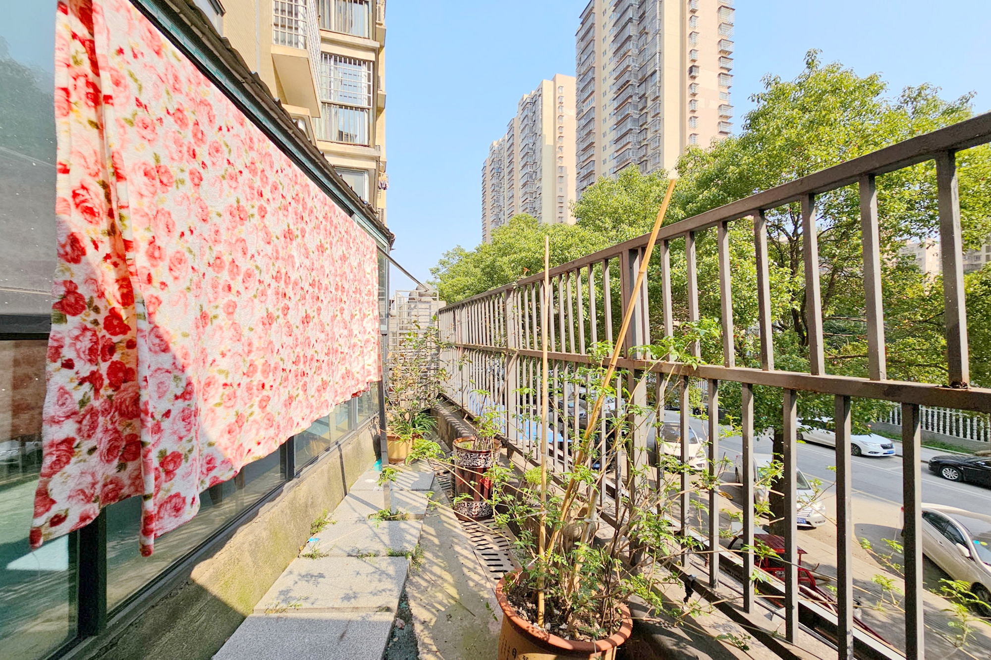 至雅小玲家园  4室2厅2卫   130.00万阳台